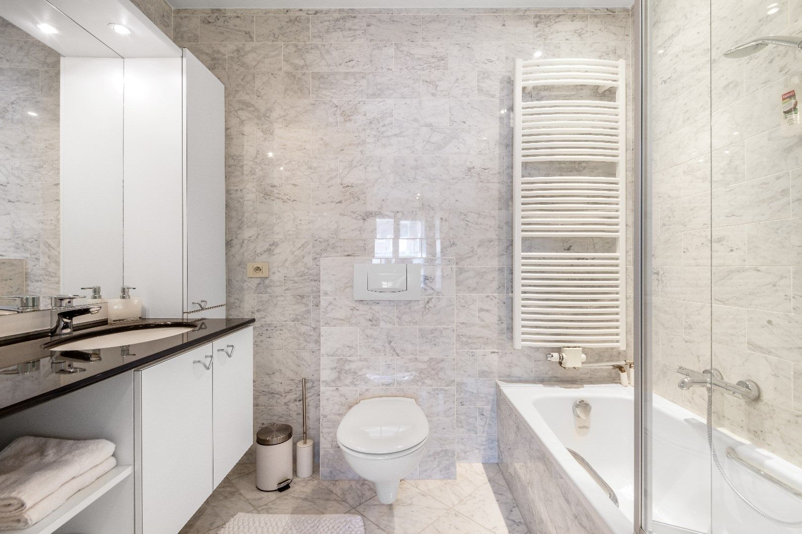 Aangenaam appartement met groot zonneterras gelegen in een rustige zijstraat van de Dumortierlaan. Parking mogelijk. foto 17