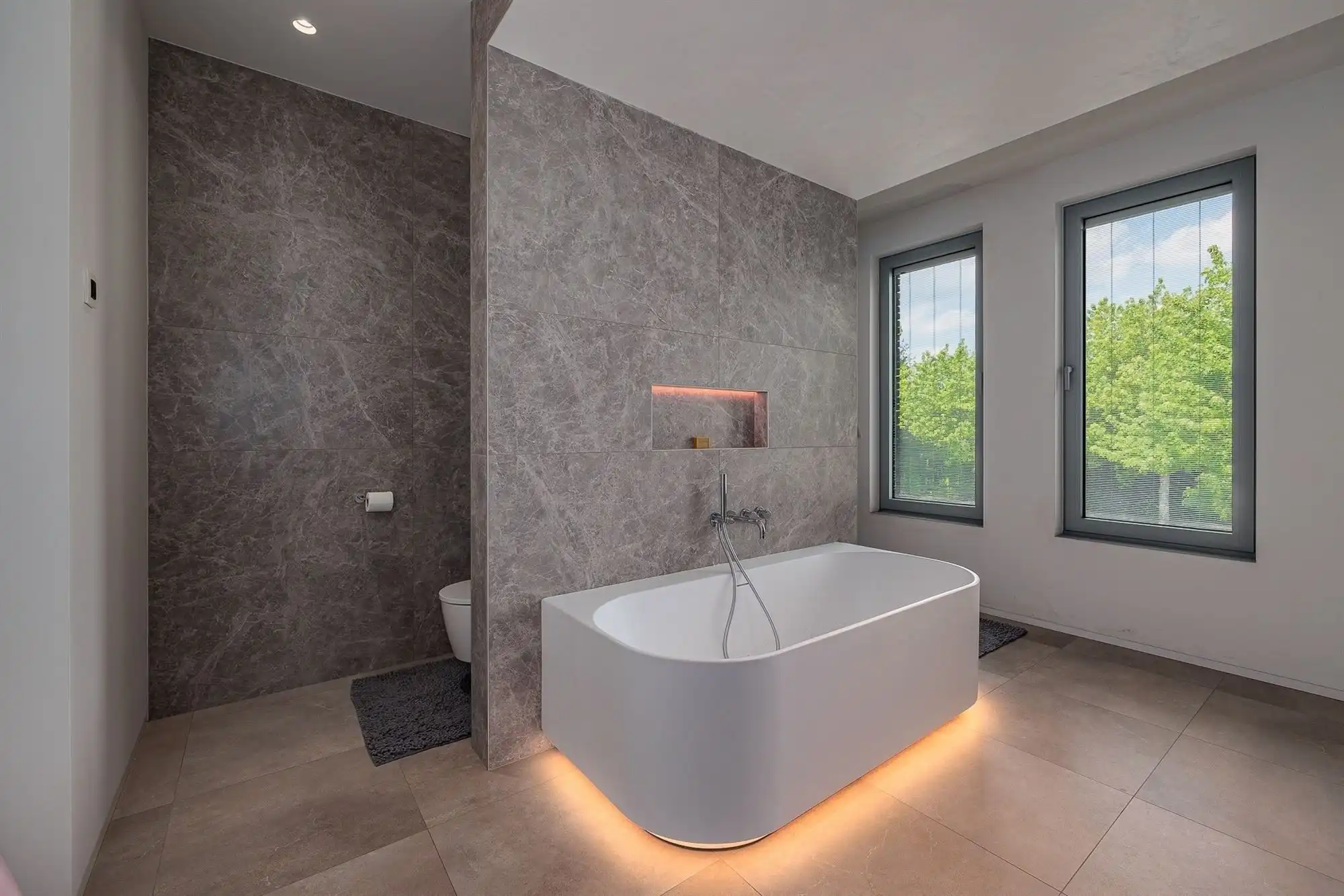 Prachtig afgewerkt gebouw - showroom + villa foto 22