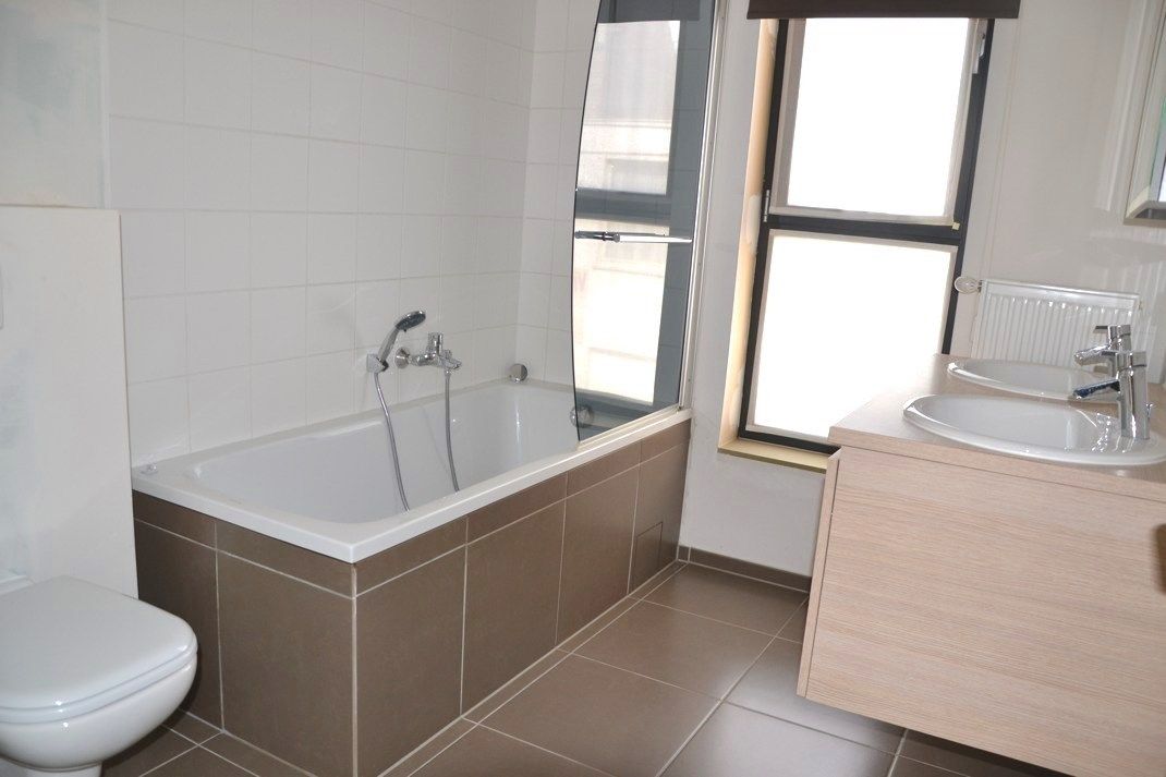 Ruime woning met 4 slaapkamers en autostaanplaats! foto 6