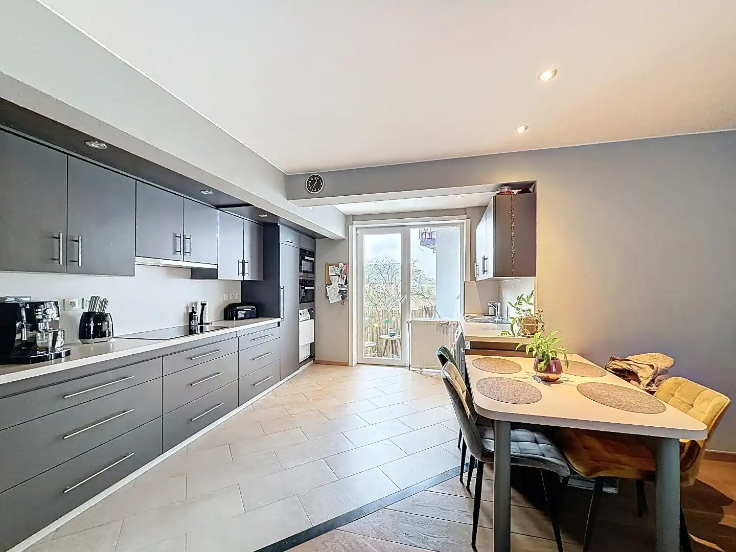 Stijlvol gerenoveerd appartement met terras in centrum Tienen foto 6