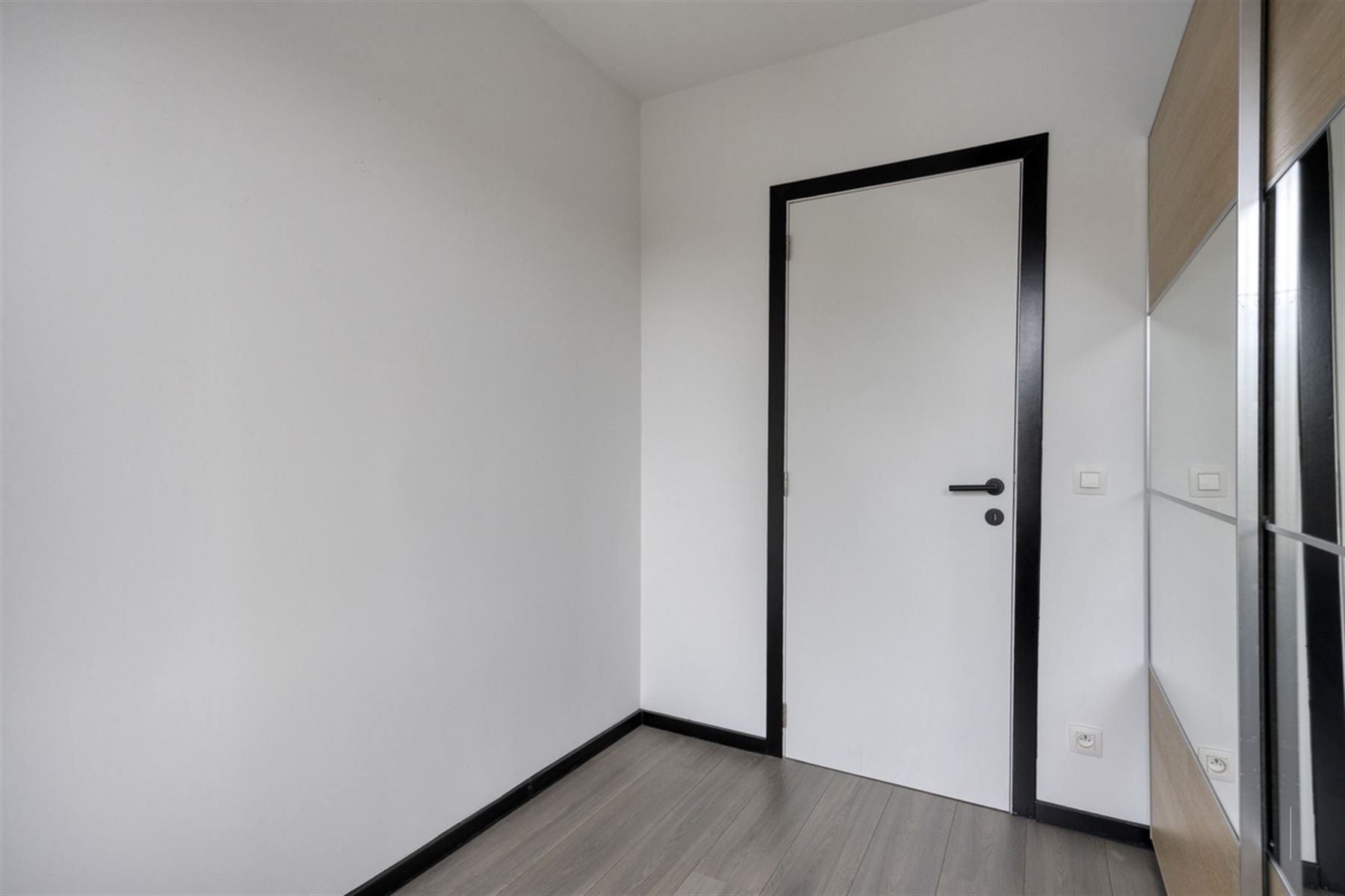 Totaal gerenoveerde woning met tuin foto 21