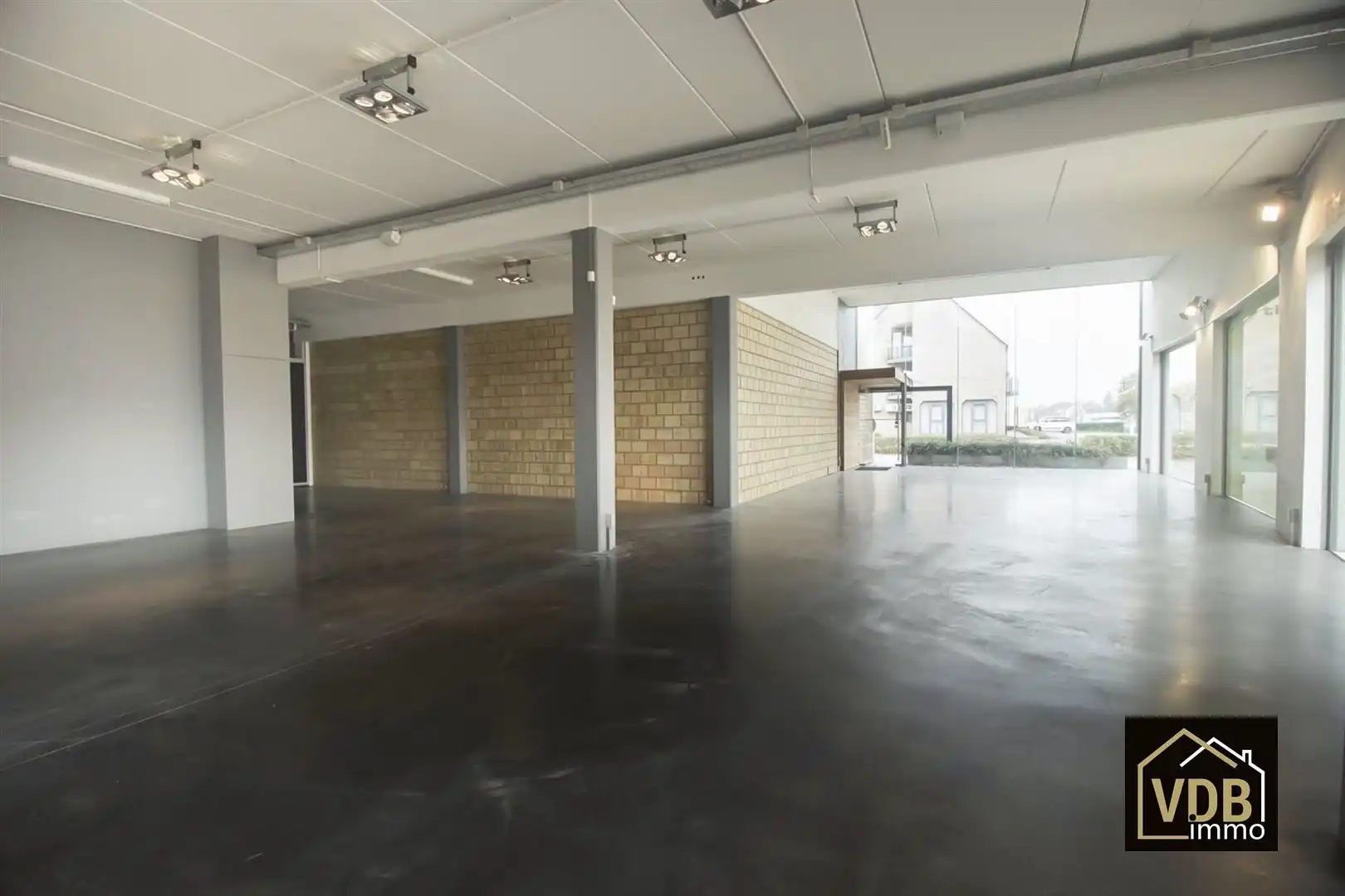 Commercieel gebouw op toplocatie, verhuurd met goed rendemen foto 11