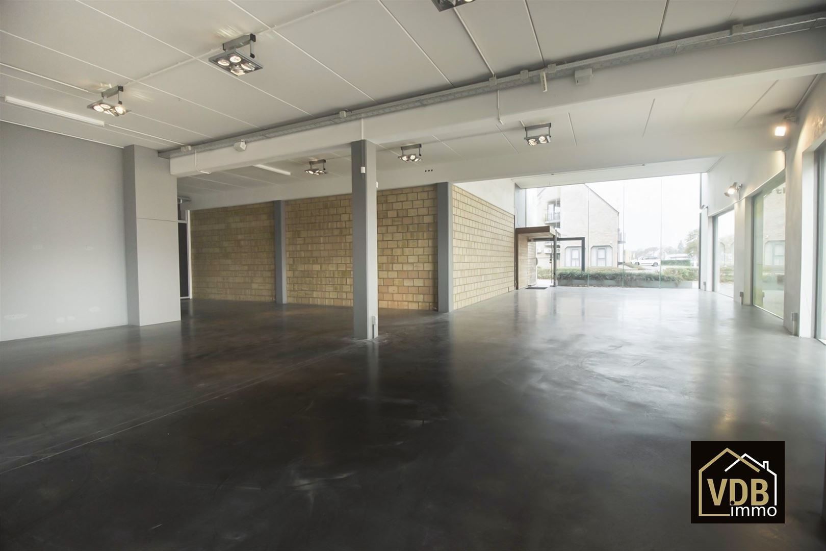 Commercieel gebouw op toplocatie geschikt voor vele doeleinden: kantoor, kleinhandel, groothandel... foto 12