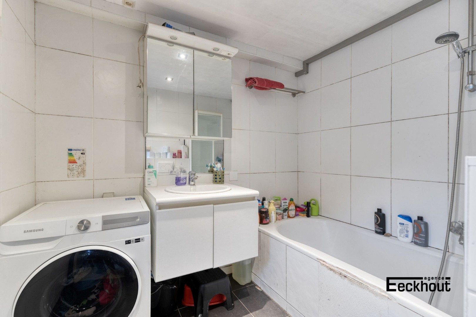 Grotendeels gerenoveerde woning met 3 ruime kamers en 2 badkamers! foto 16