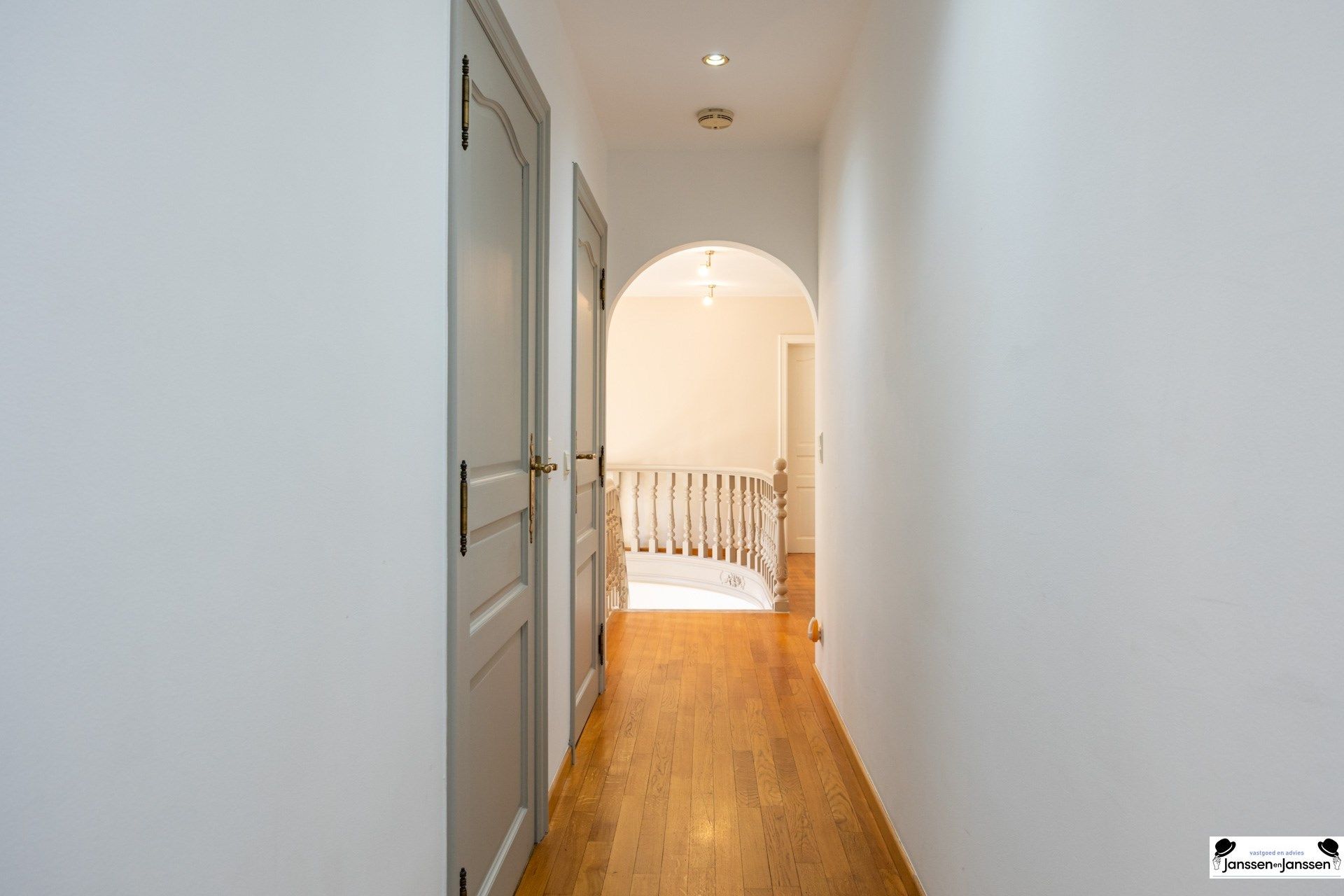 Exclusieve villa met zwembad en kantoorruimte foto 15