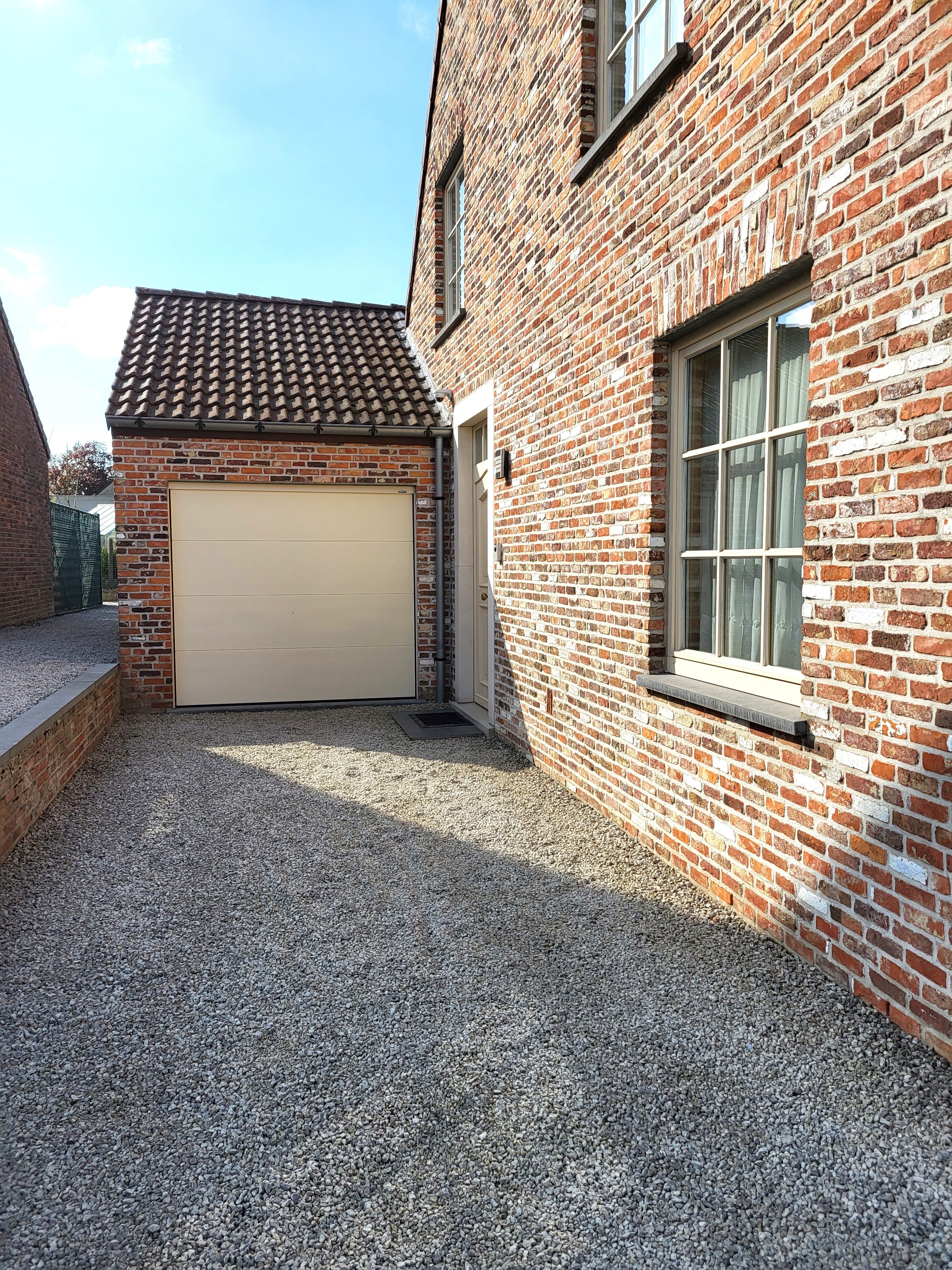 Prachtige halfopen bebouwing van 2001 met zonnige aangelegde tuin, oprit en garage!  foto 3