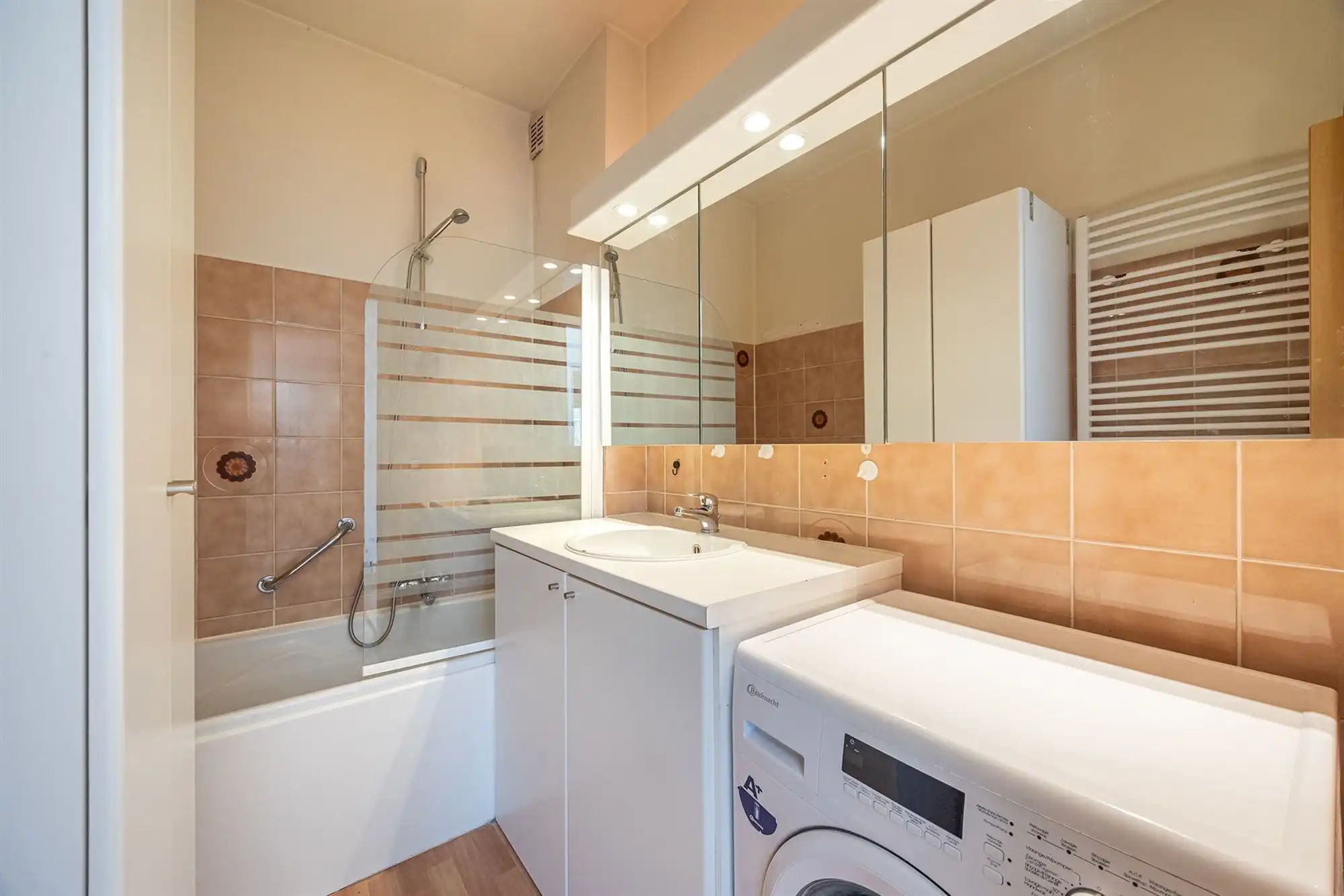 Op te frissen éénslaapkamerappartement met terras  foto 9