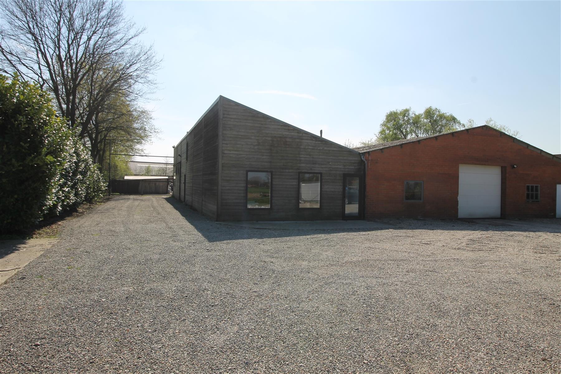 Een werkhuis-opslag-toonzaalruimte links vooraan van 175 m². foto 2