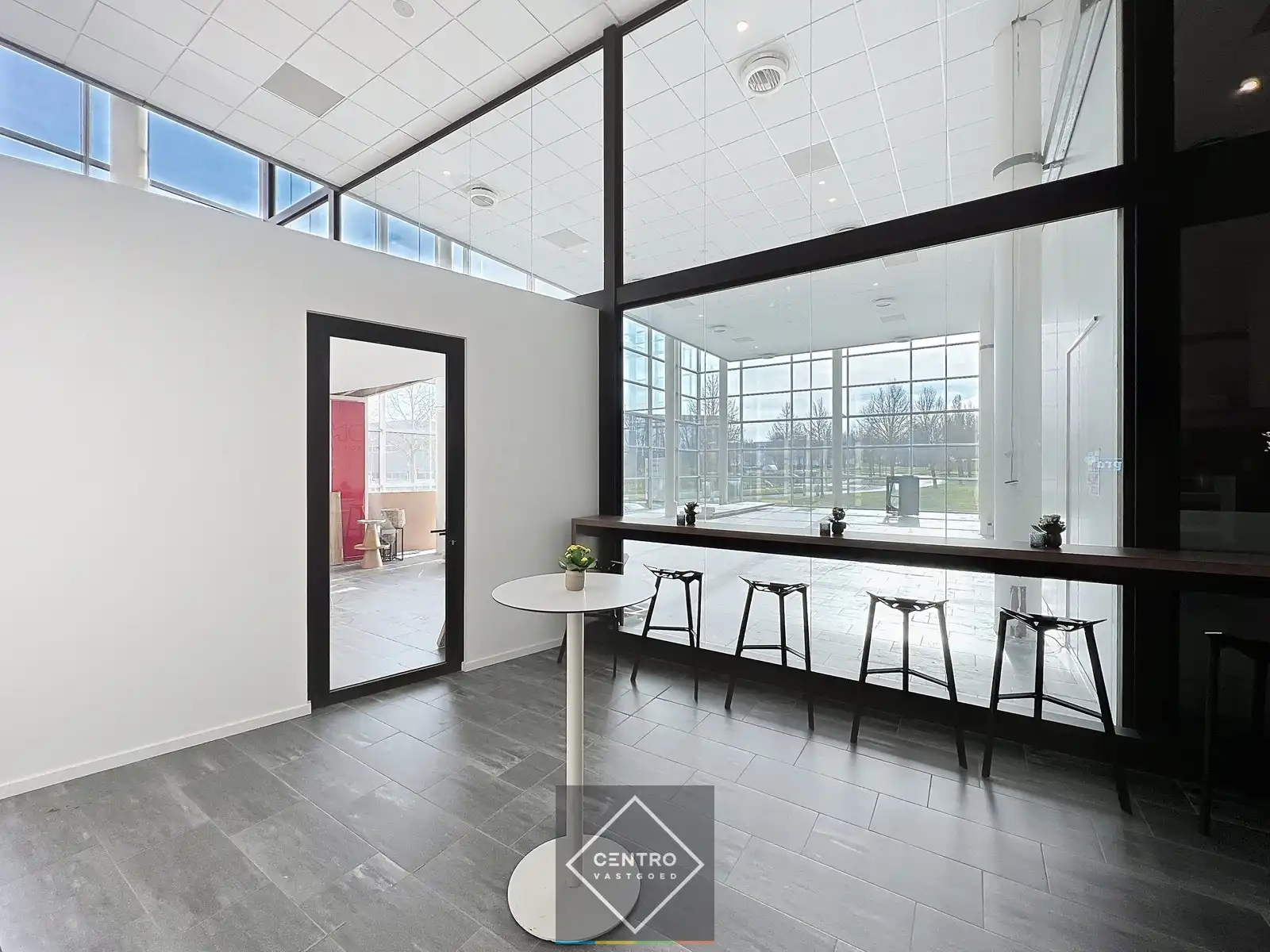 Instapklare KANTOORRUIMTE (± 225m²) - ALL-IN formule (huur, verbruik, randaccomodatie, etc.) te IEPER. foto 4
