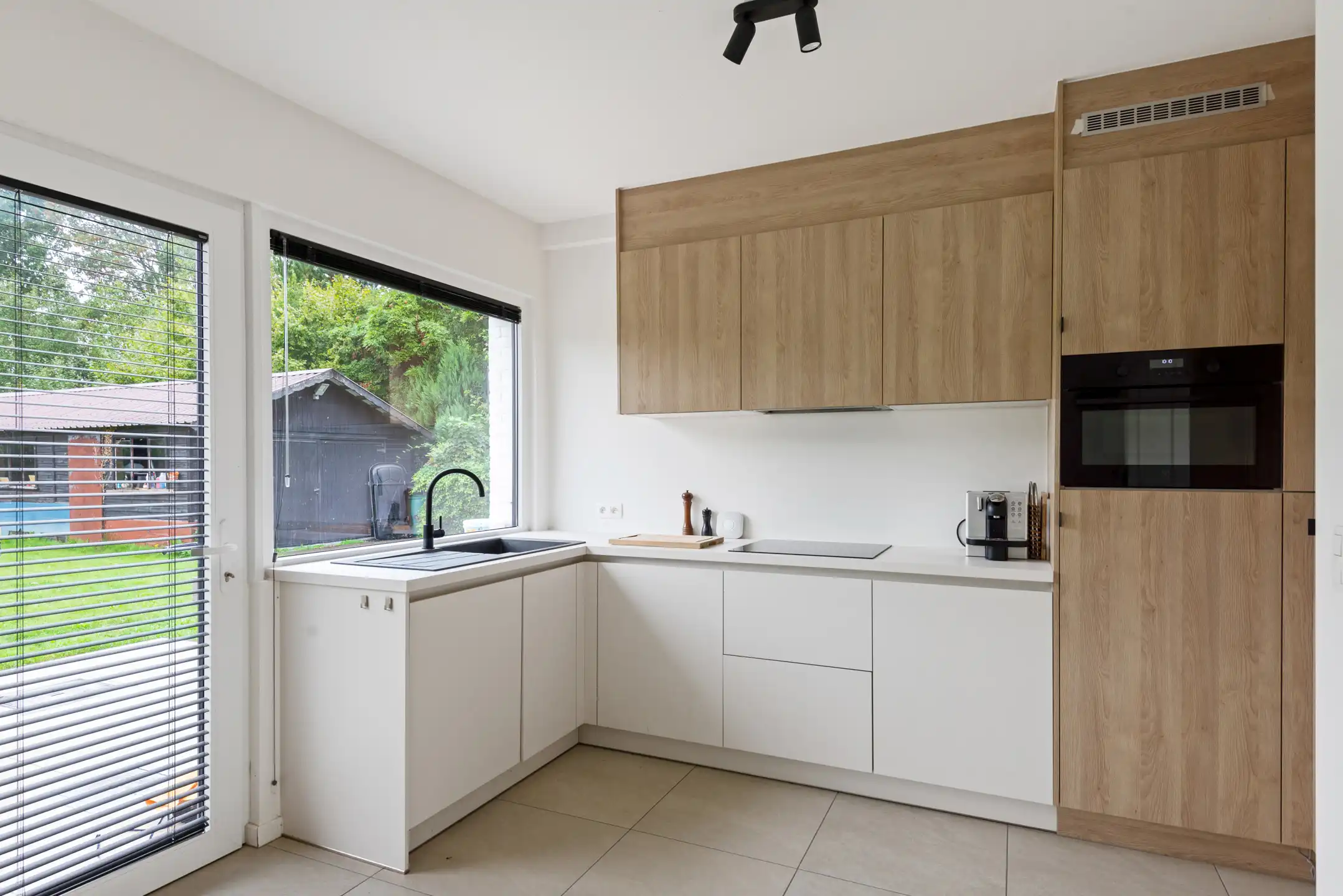Moderne, instapklare Bungalow met 4 slpk. en 2 badk. en bijgebouw op 12 are 30 ca foto 20