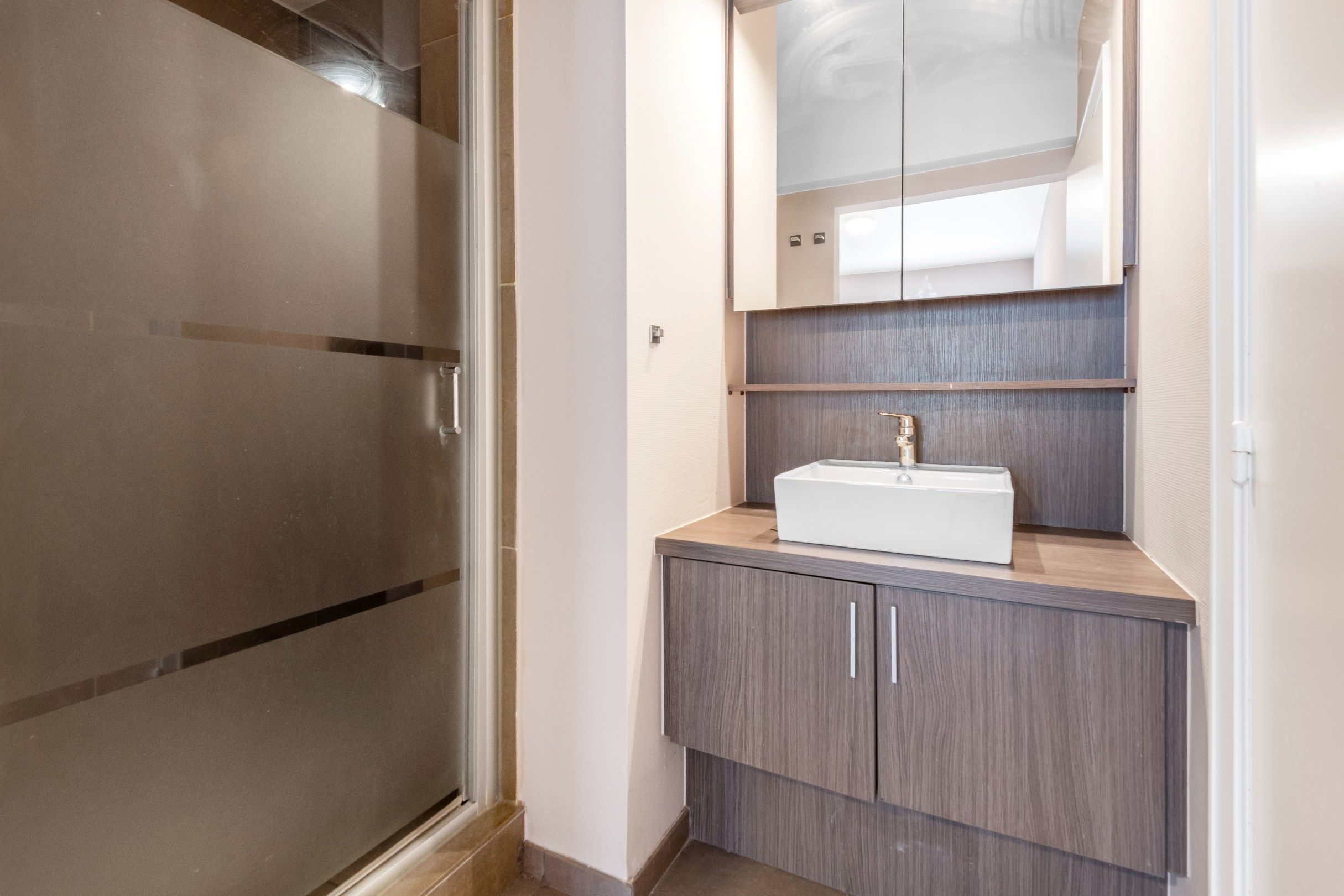 Ongemeubeld appartement met 3 slaapkamers op de ZEEDIJK in het Zoute tegen het Albertplein. foto 10