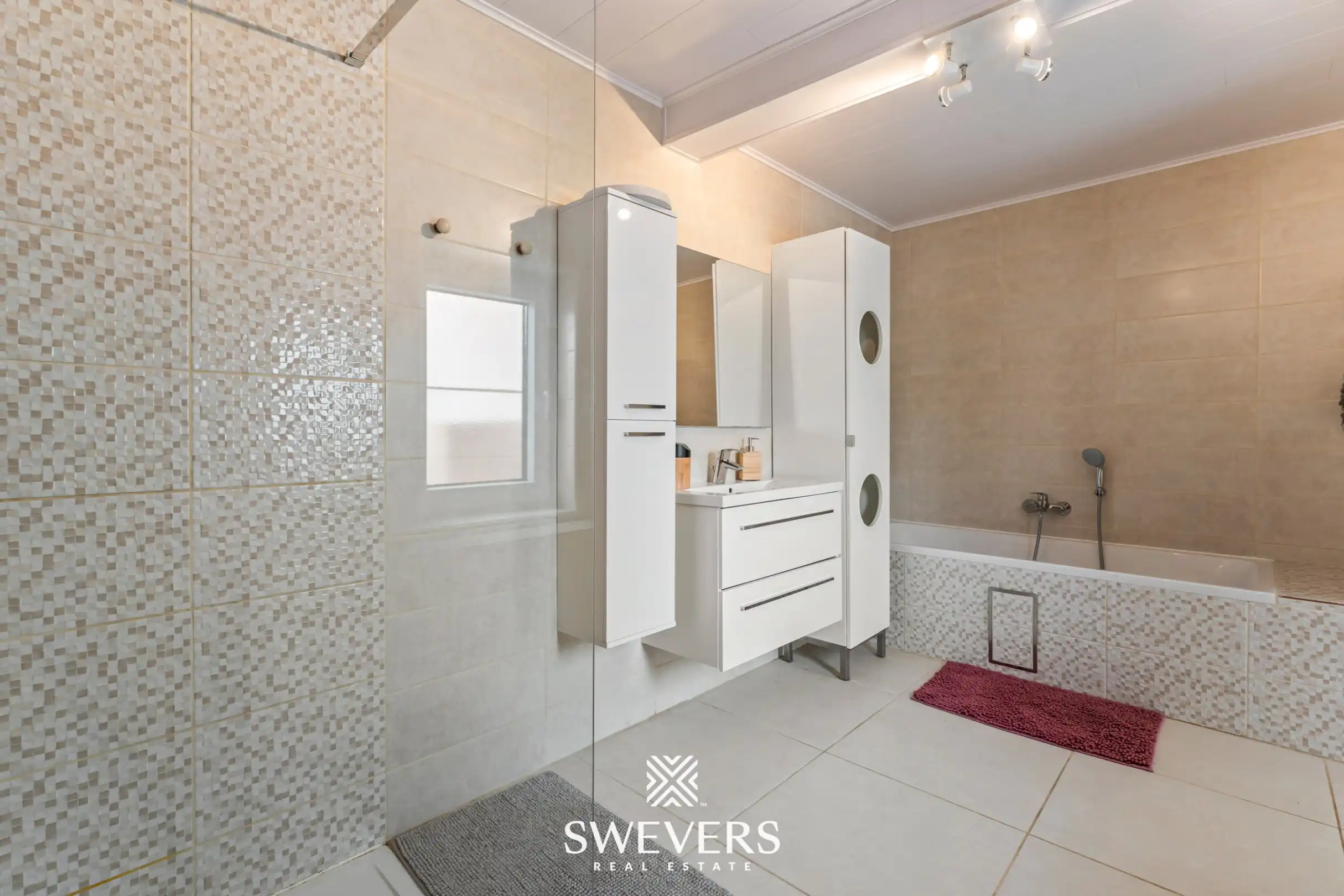 Instapklare, volledig gerenoveerde rijwoning met 3 slaapkamers en ruime tuin in Wellen foto 11