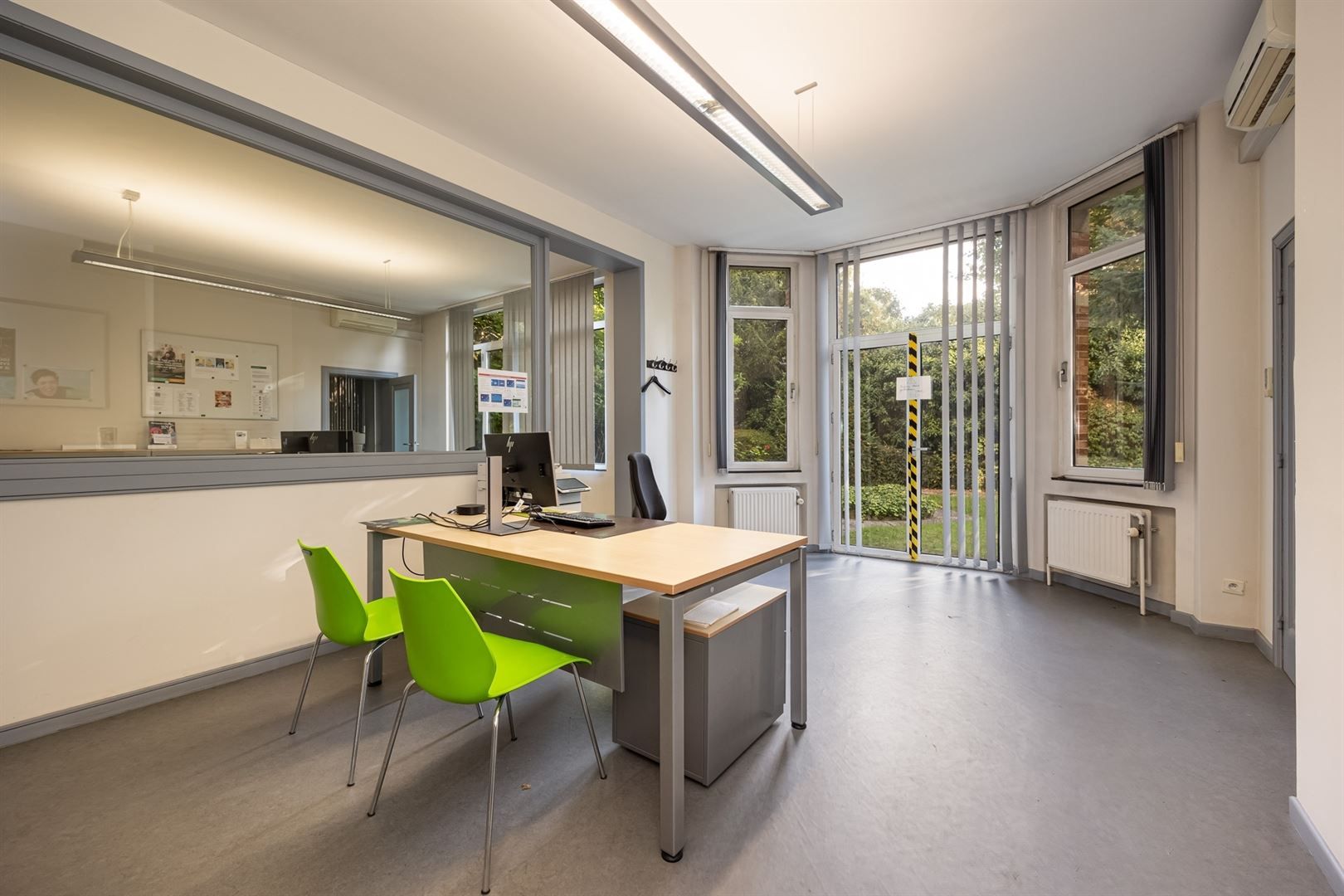 Groot kantoorgebouw op een ideale locatie! foto 4