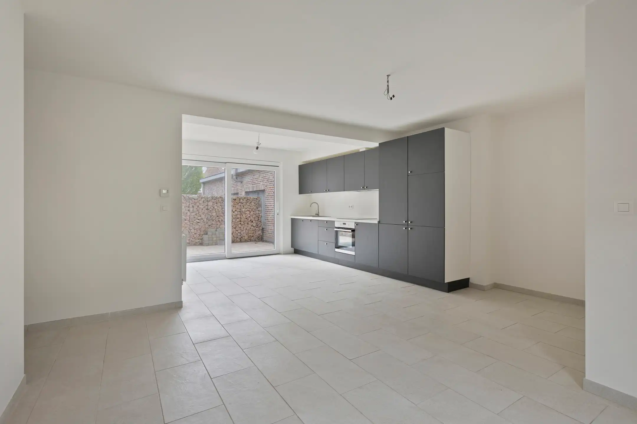 Volledig gerenoveerd gelijkvloers appartement met terras foto {{pictureIndex}}