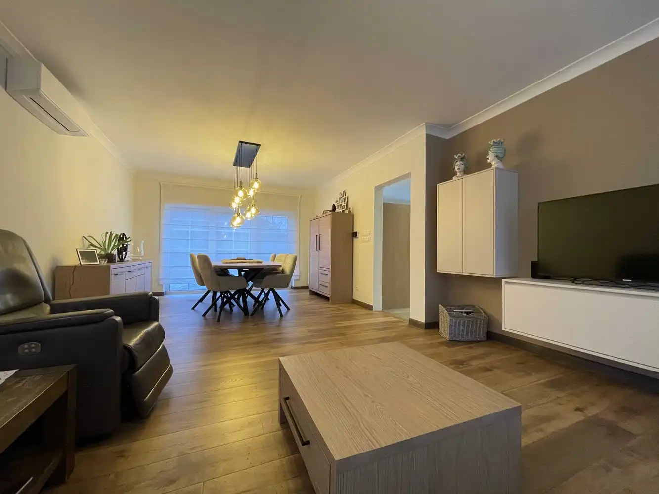 Rustig gelegen gezinswoning in onberispelijke staat van onderhoud foto {{pictureIndex}}