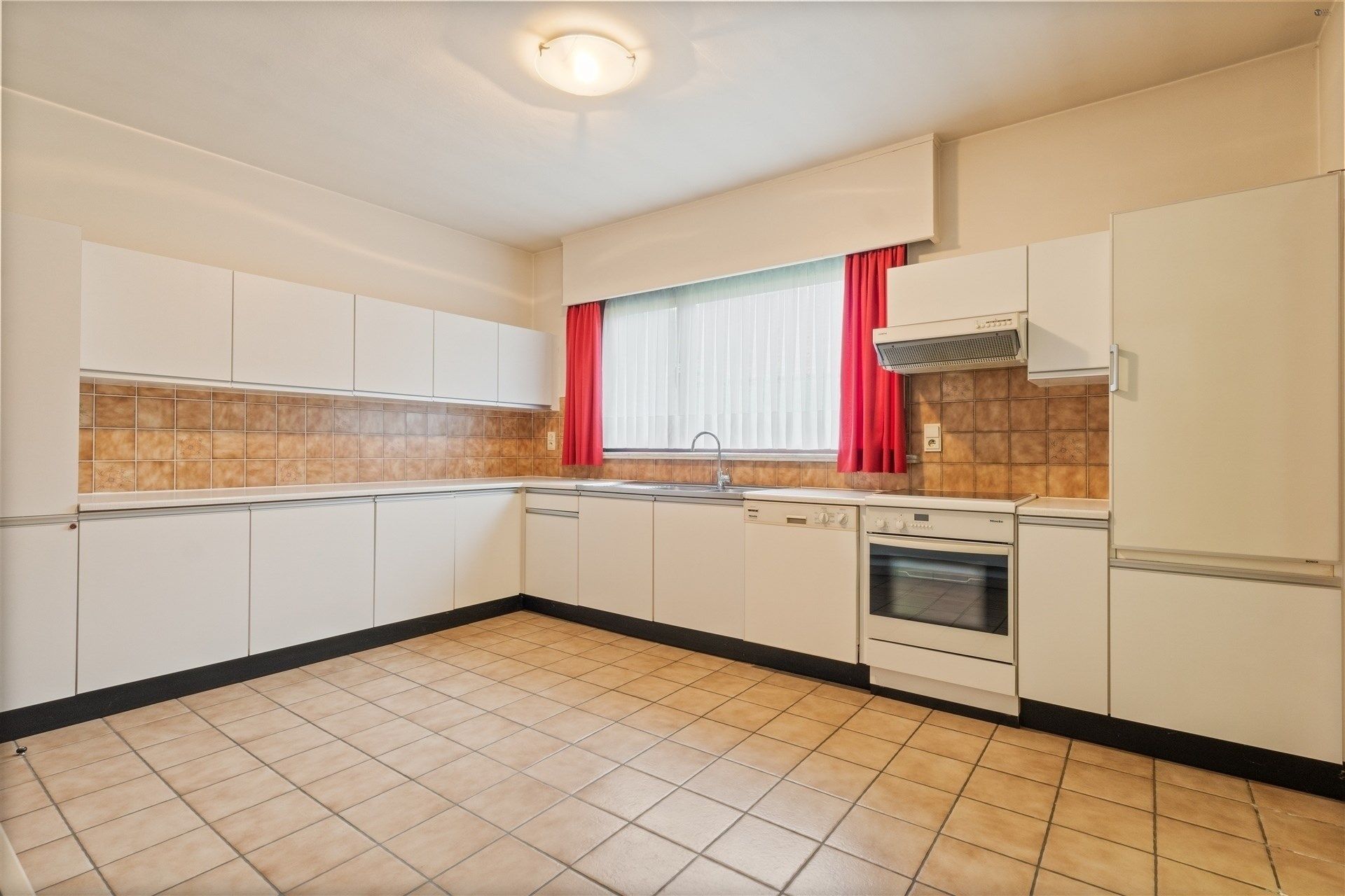 Goed onderhouden, ruime bungalow op 594m² grond foto 6