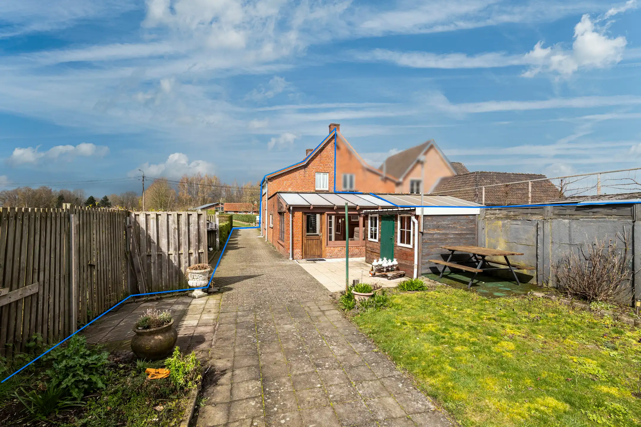  Half open woning met garage/bijgebouw op 610 m² grond. foto 12