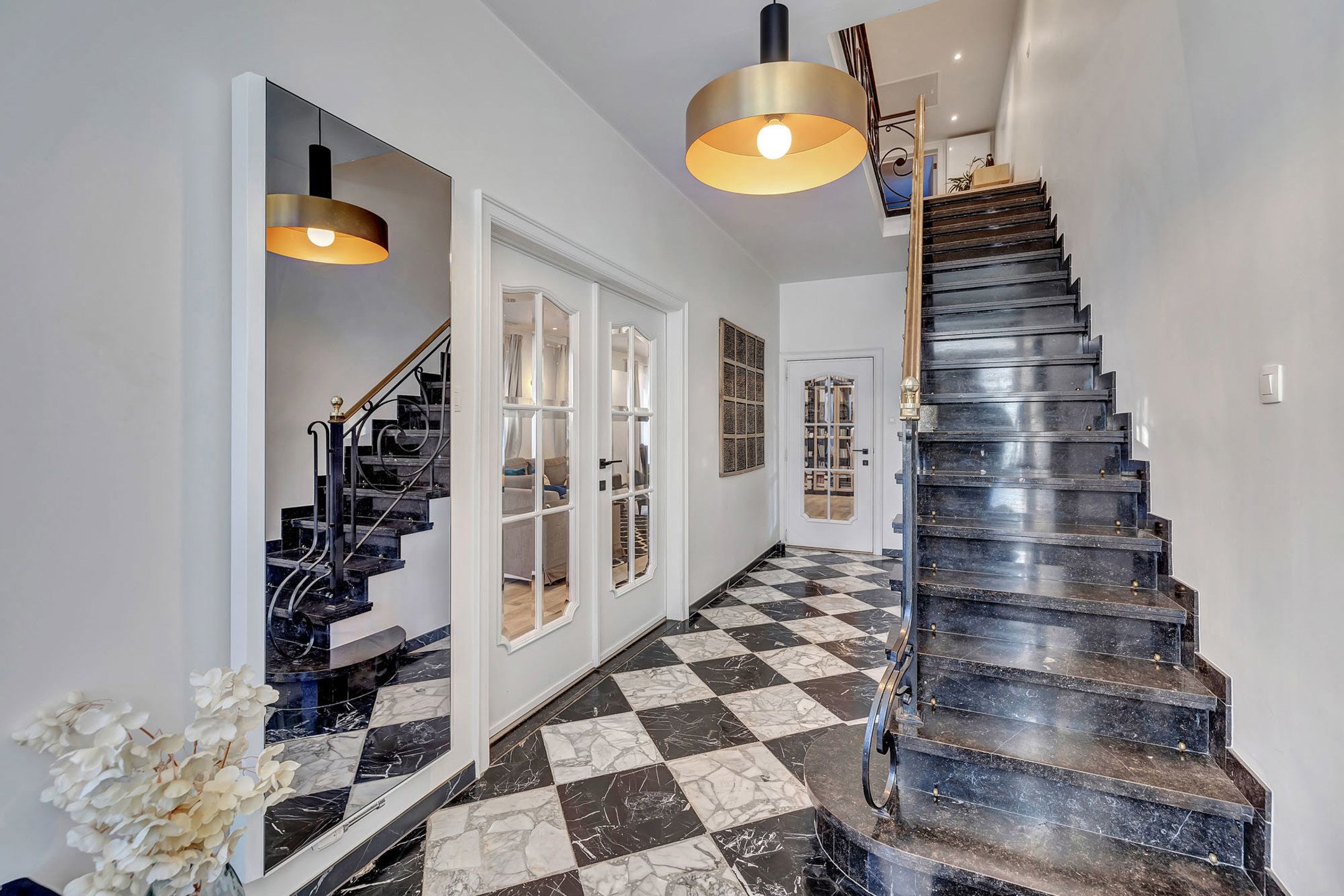 Instapklare woning met ruime tuin en garage foto 10