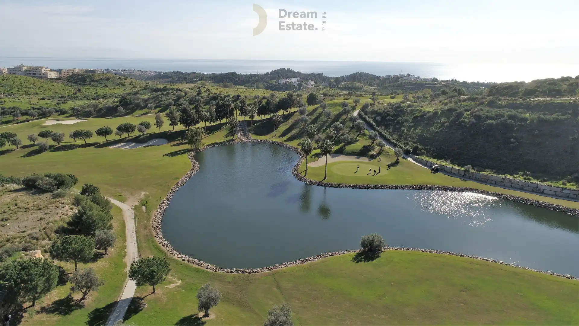 Nieuwbouwwoningen (nog slechts 2) tegenover de golf met zicht naar zee te Mijas. foto 10