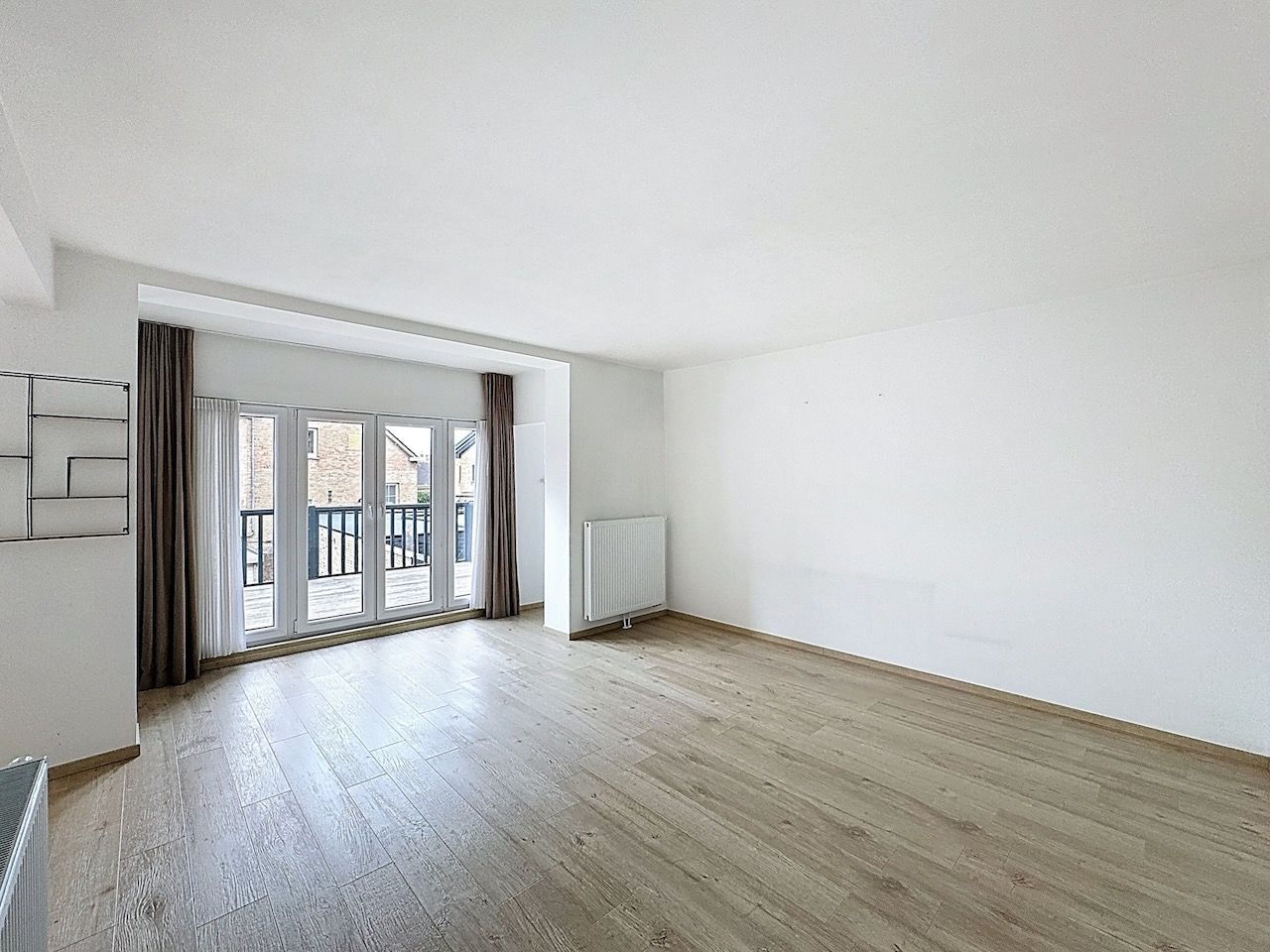 Lichtrijk één slaapkamer appartement met uitzonderlijk ruim west gericht terras. foto 2