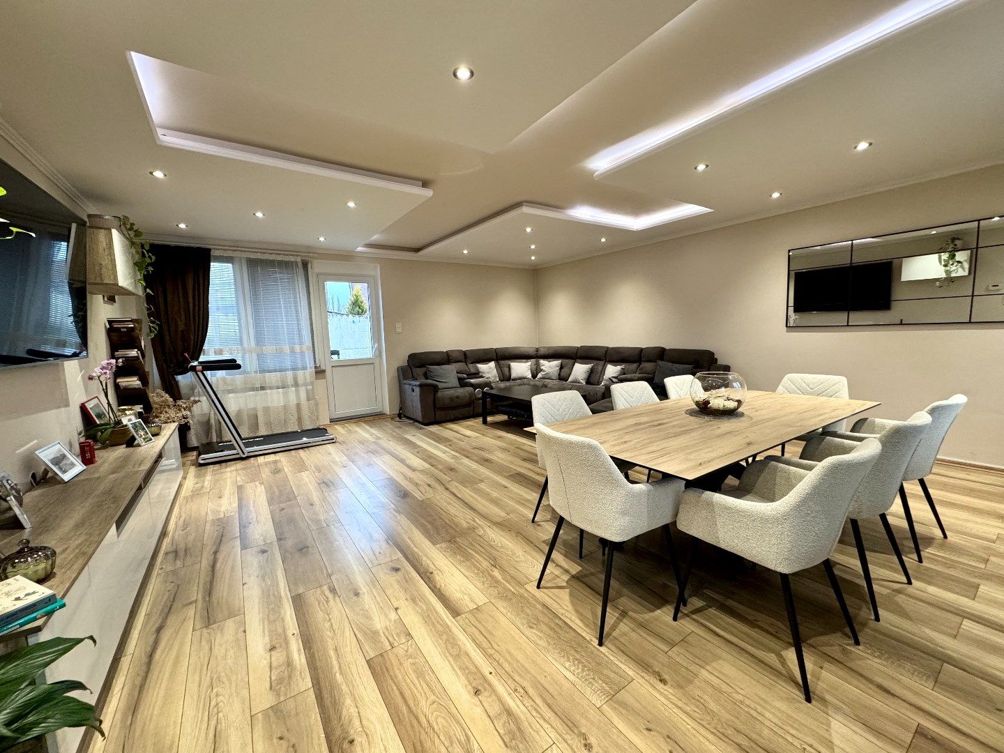 GERENOVEERDE HALFOPEN WONING MET 4 SLPKS EN RUIM TERRAS foto 5