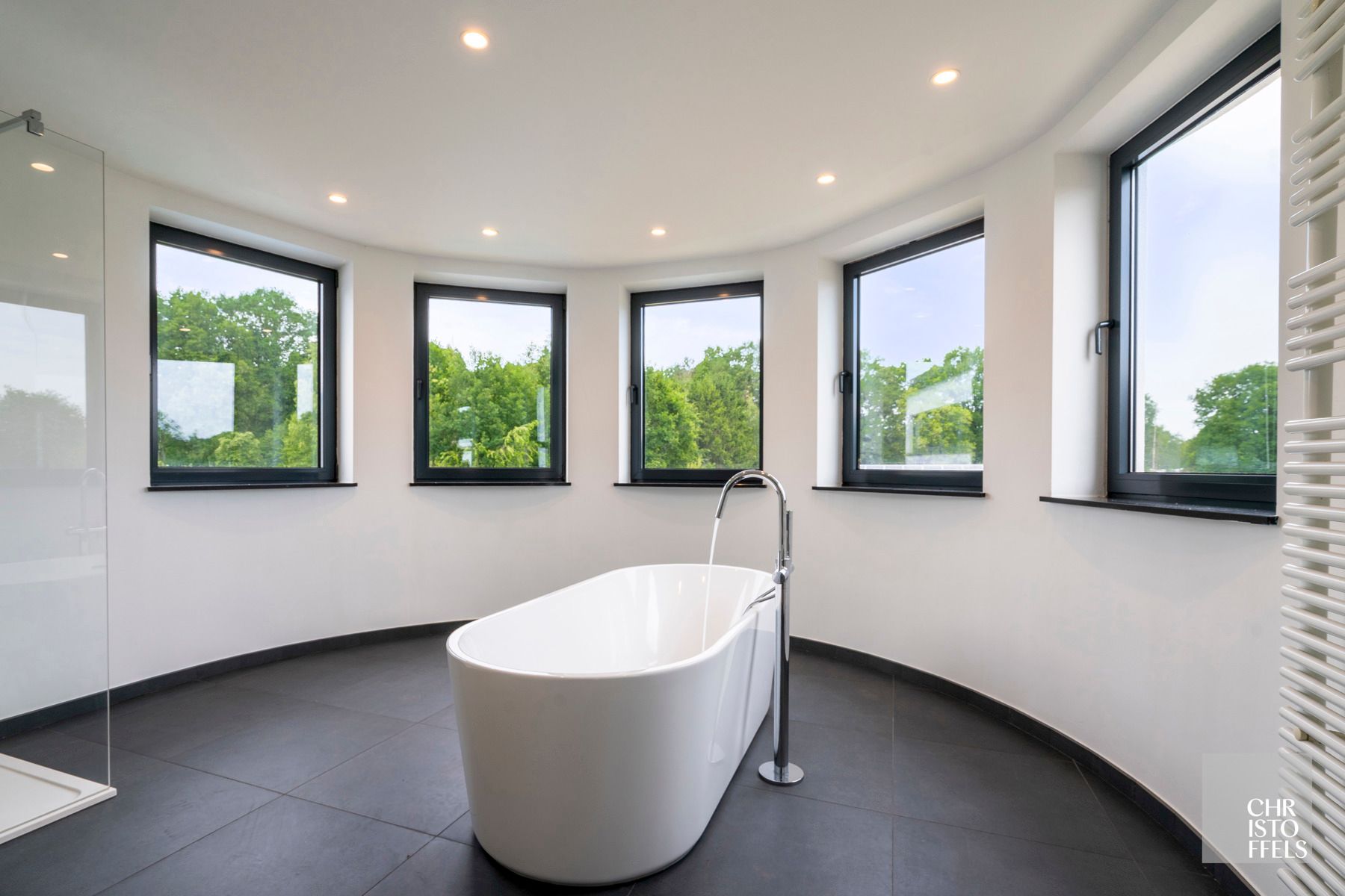 Tijdloze villa (405 m²) met zwembad, magazijn en weiland op 4.858 m²! foto 4