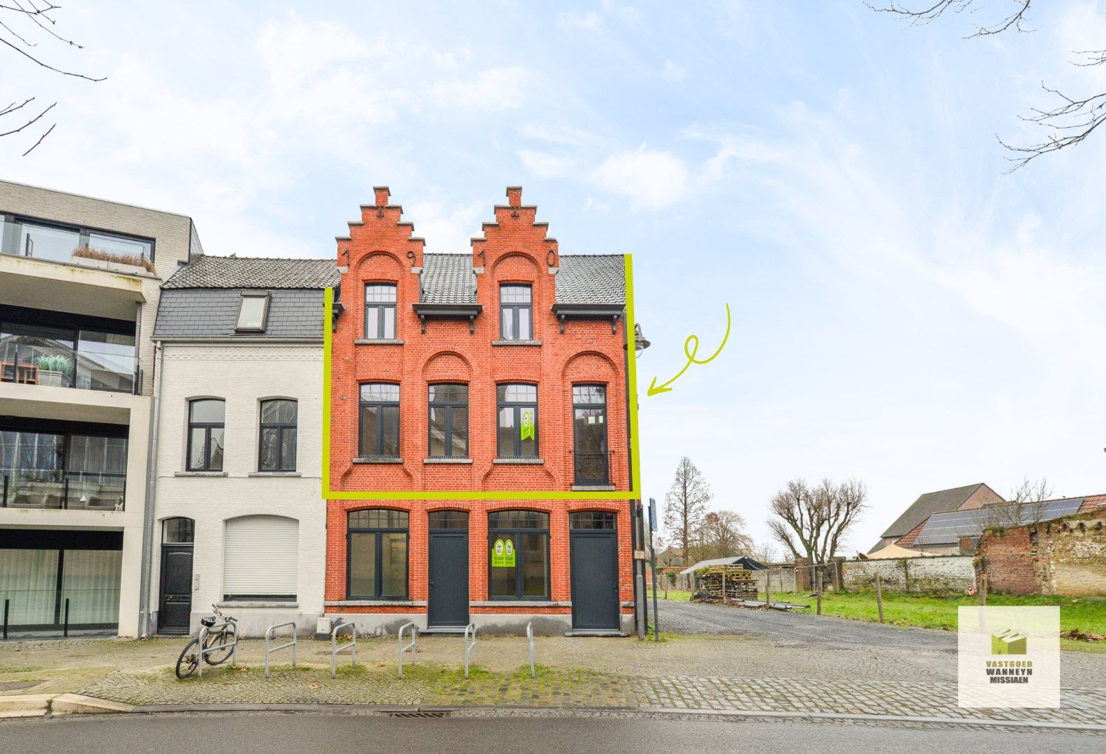 Ruim exclusief duplex appartement van 201m2 op markt van Zwevezele foto {{pictureIndex}}