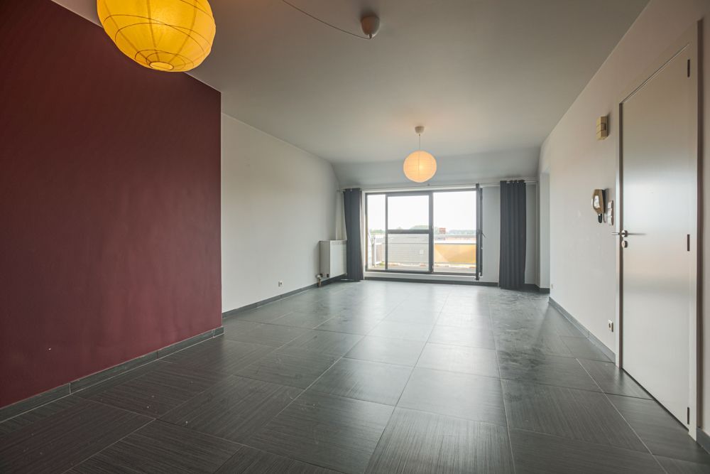 Vernieuwd 2 slaapkamer appartement met terras en garage foto 1