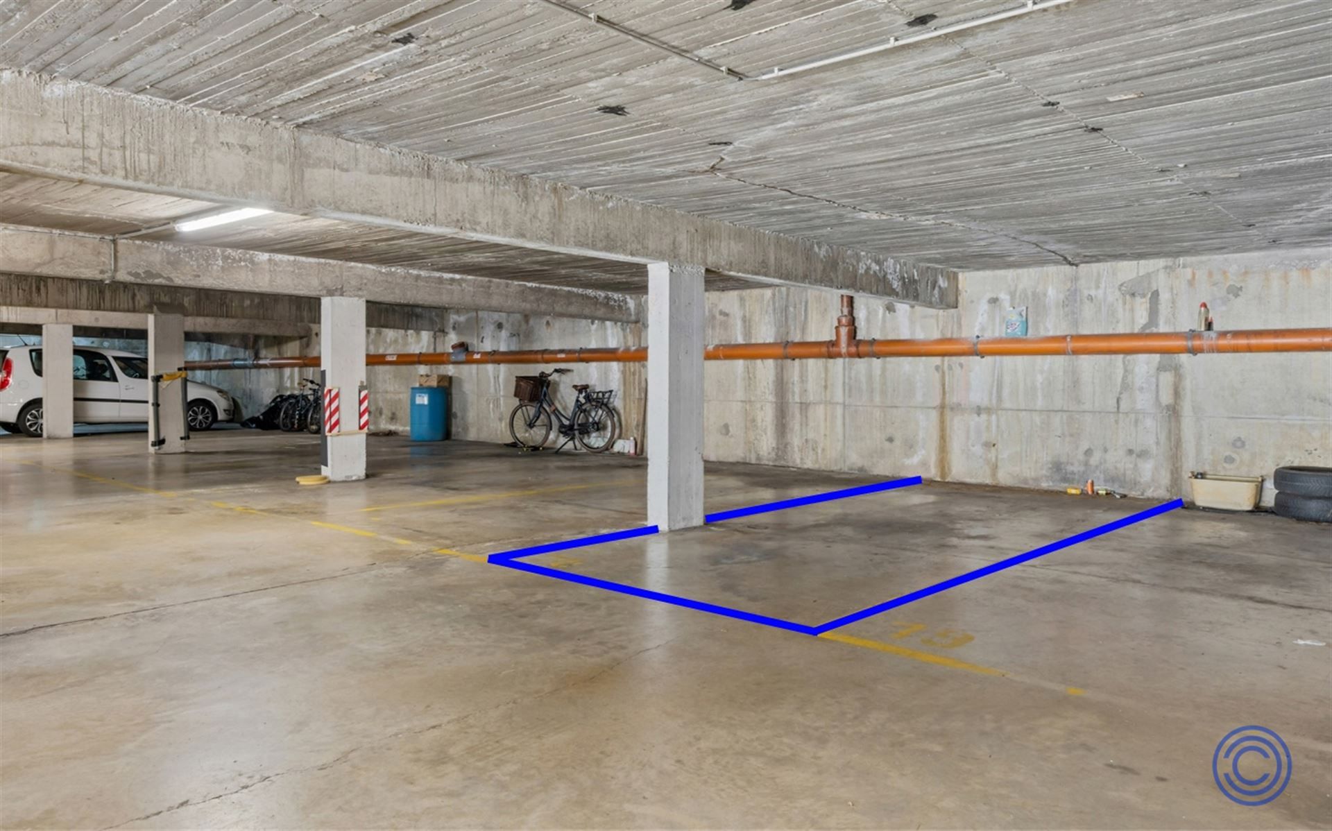 Overdekte autostaanplaats in afgesloten parking foto {{pictureIndex}}