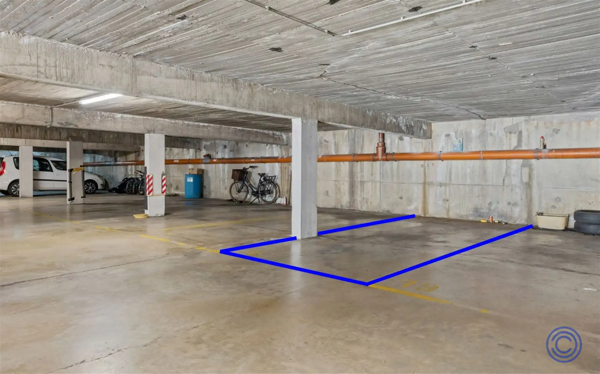 Overdekte autostaanplaats in afgesloten parking foto {{pictureIndex}}