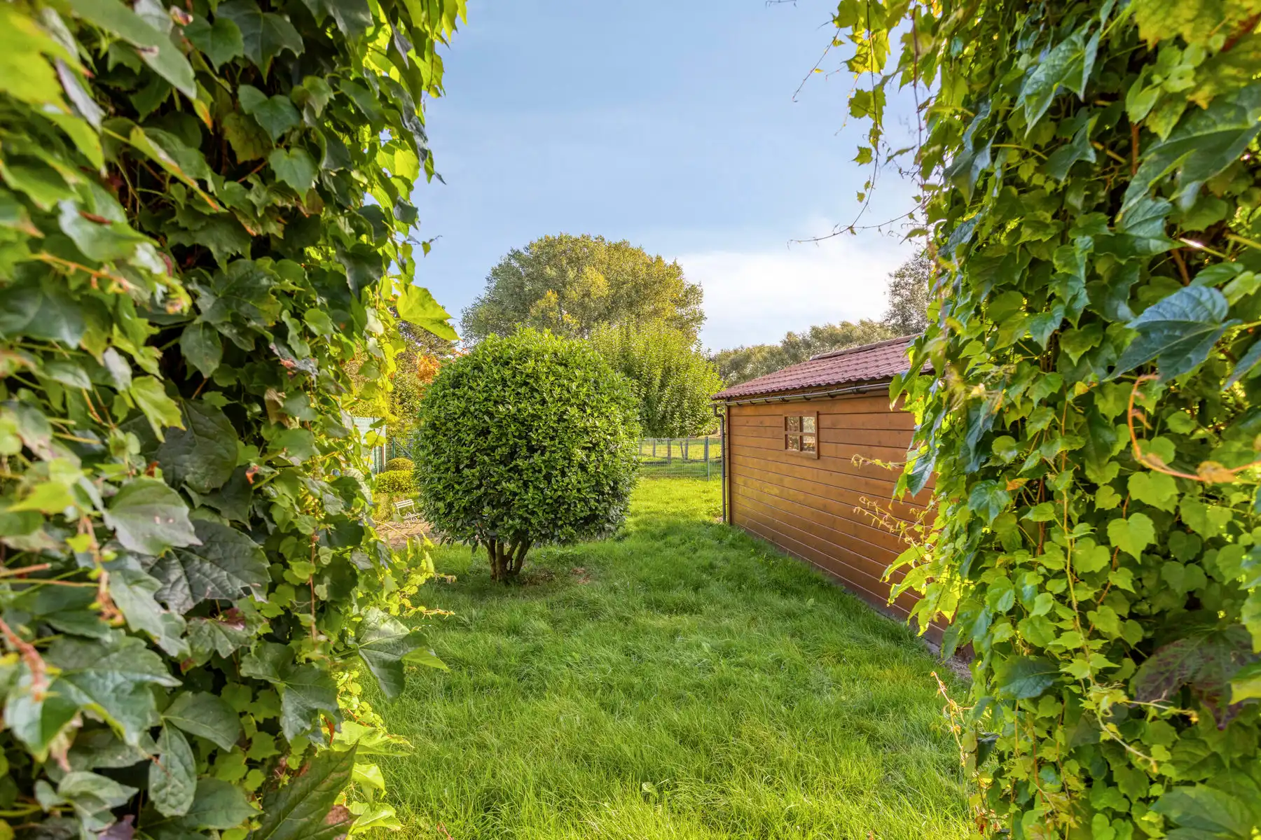 Half open bebouwing met 3 slaapkamers, garage en ruime tuin! foto 22