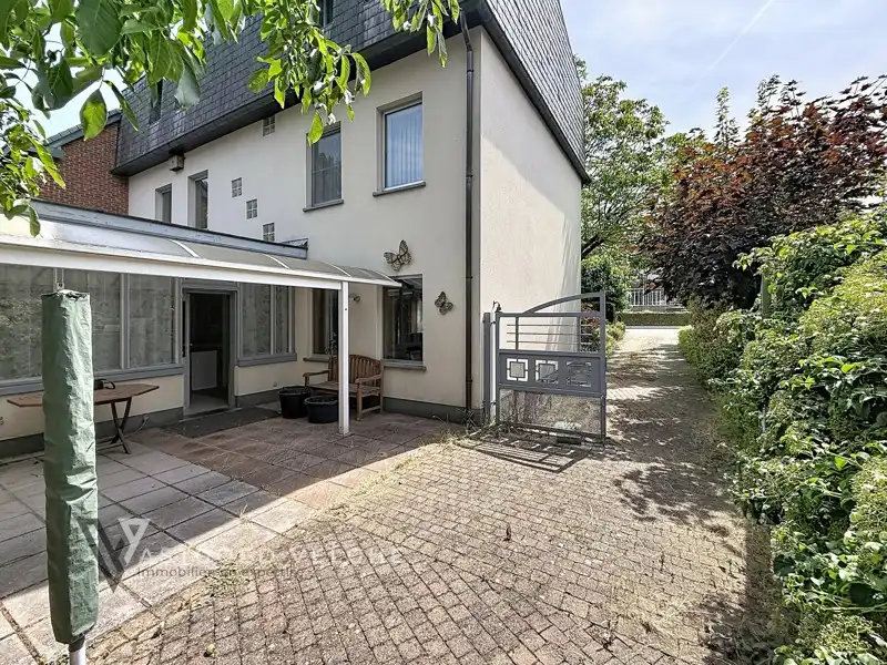 Ruime gezinswoning met zorgwoning in Genk-Centrum foto 39