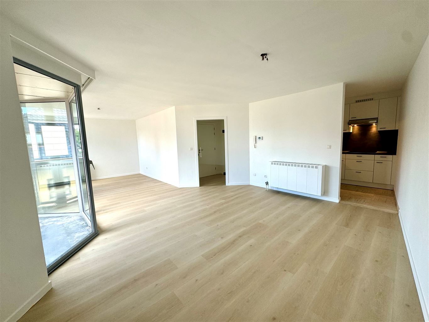 Gerenoveerd 2-slaapkamer appartement met terrasje op een toplocatie nabij de Markt van Maaseik. foto 2