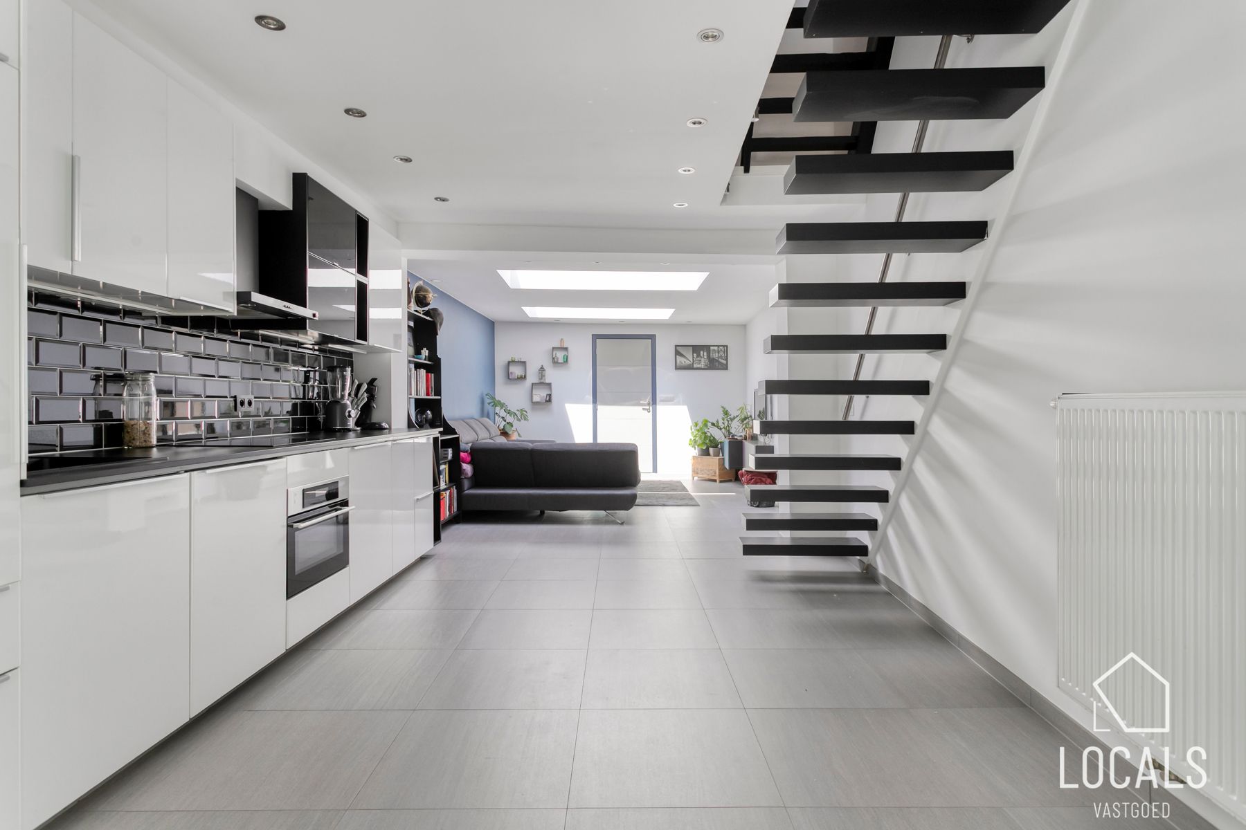 Mooie gerenoveerde woning met ruime garage in hartje Okegem foto 4
