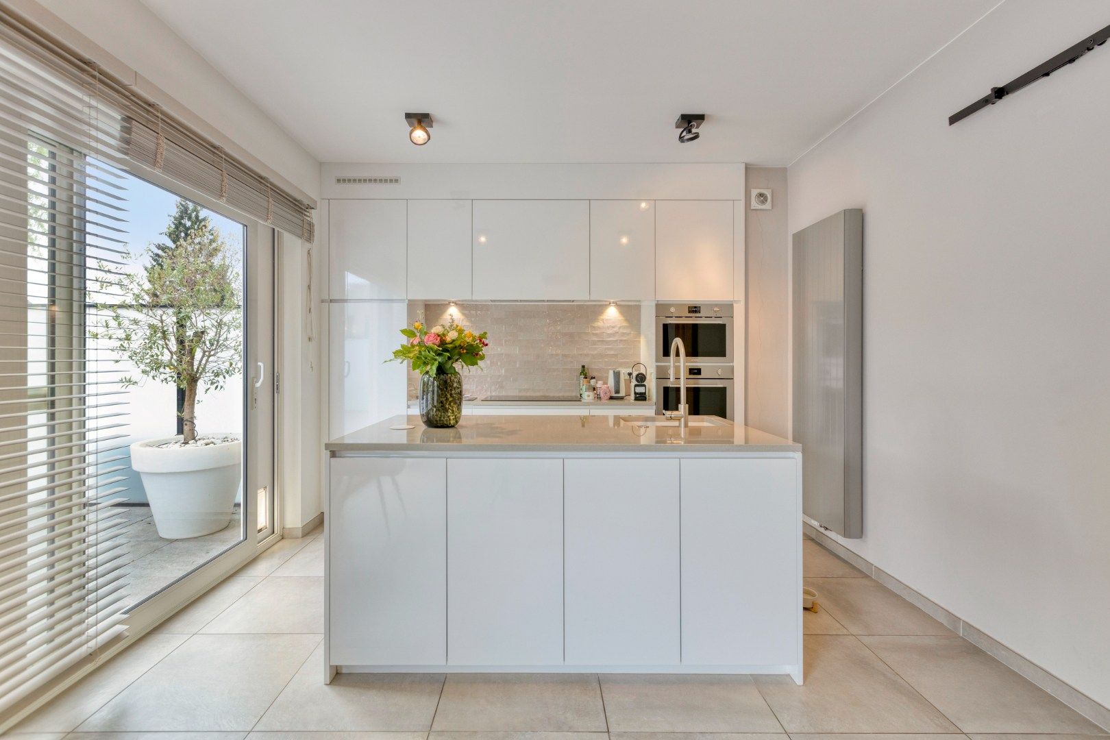 Ruim appartement met 2 slpks, parkeerplaats en dubbele garagebox in Mol-centrum ! foto 8