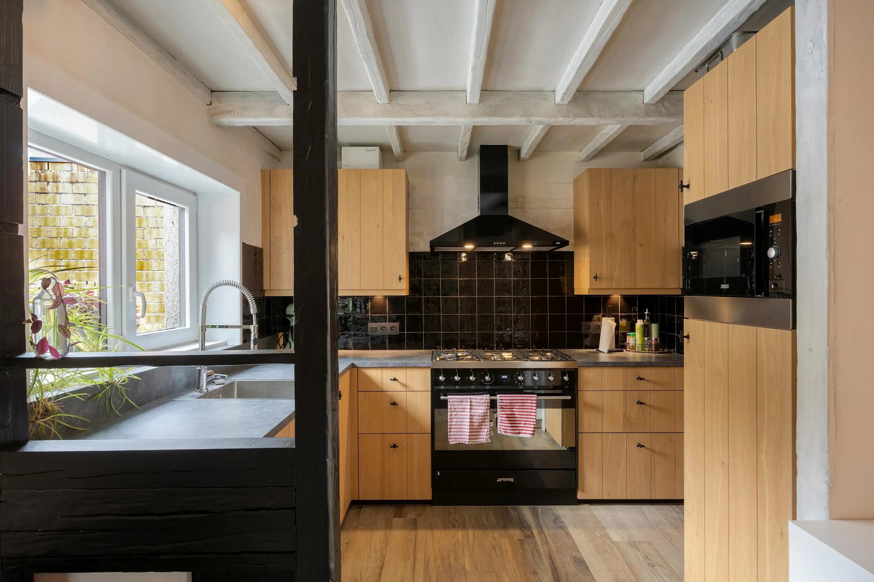Instapklaar huis met grote tuin te koop in Zandvliet! foto 8