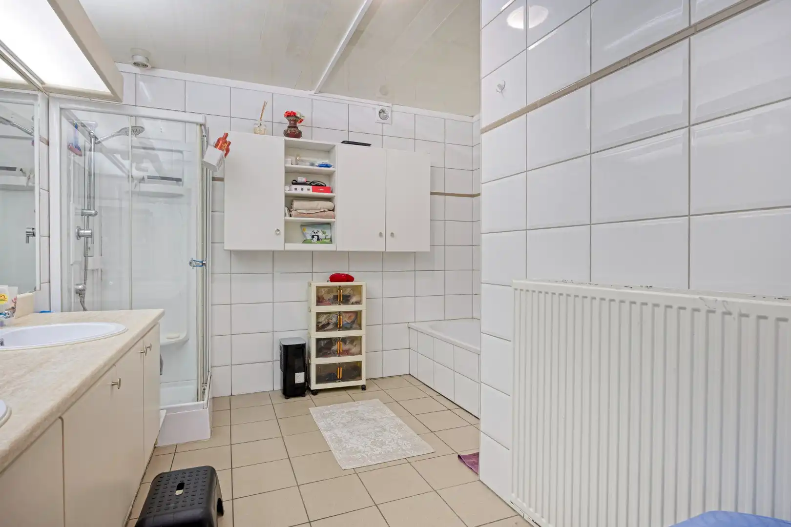 Ruim gelijkvloers appartement met 3 SLPKS, tuin en twee overdekte staanplaatsen !  foto 14