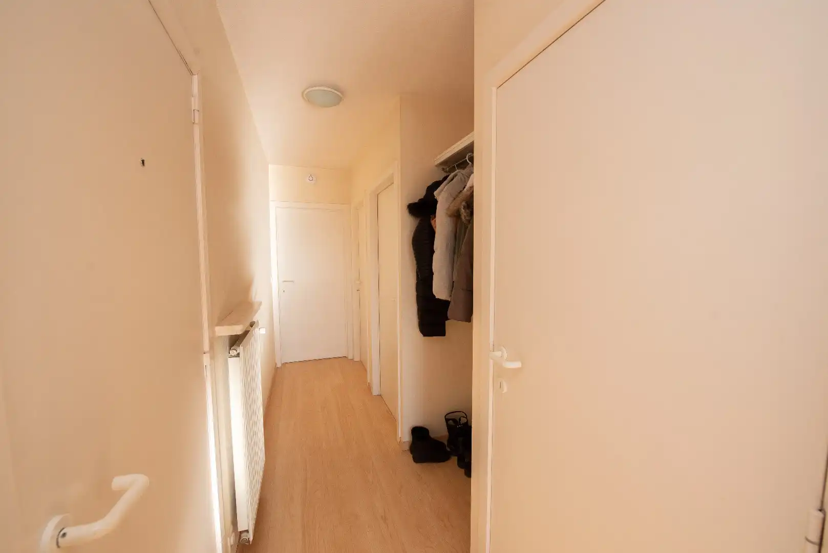 Verzorgd 2-slaapkamerappartement TE KOOP inclusief garage en autostaanplaats. foto 7