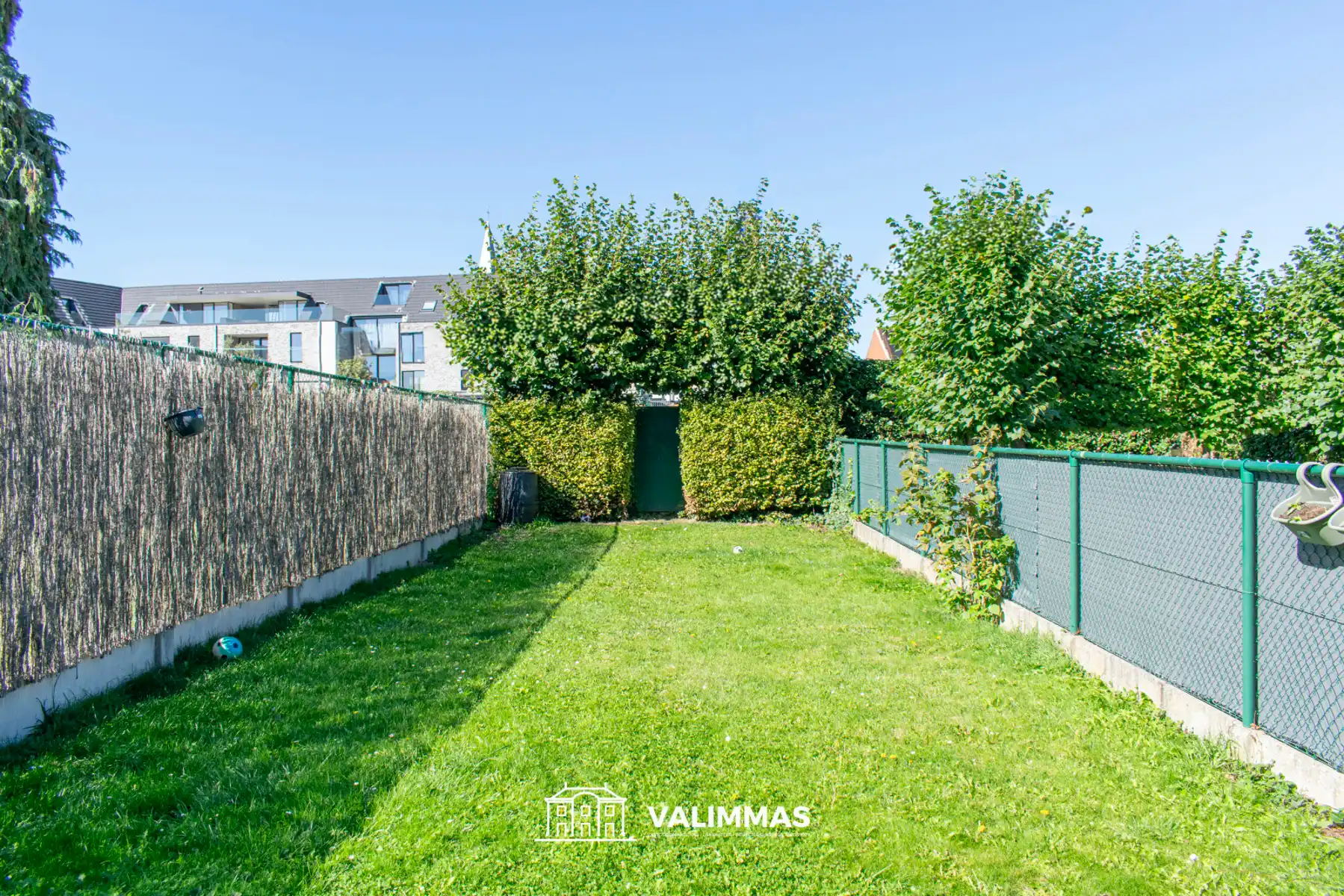 Welgelegen en instapklare woning met gezellige tuin & garage foto 9