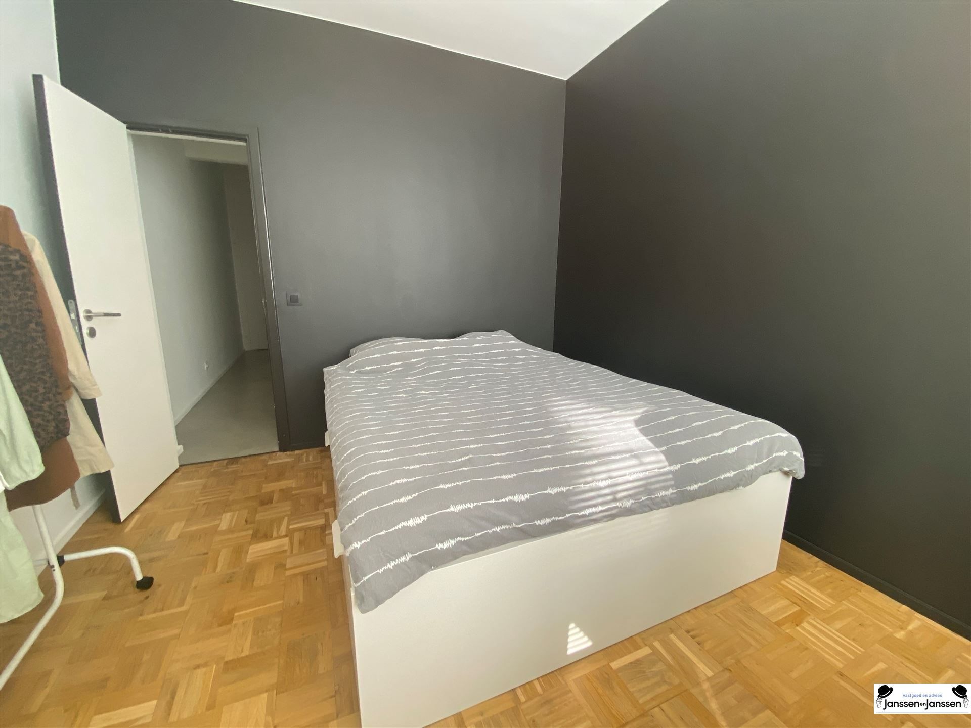 Mooi afgewerkt 2 slaapkamer appartement op en top locatie in Antwerpen foto 12