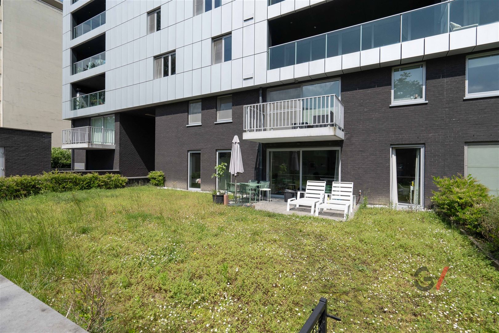 Stijlvol appartement met privé tuin & terras  foto 9