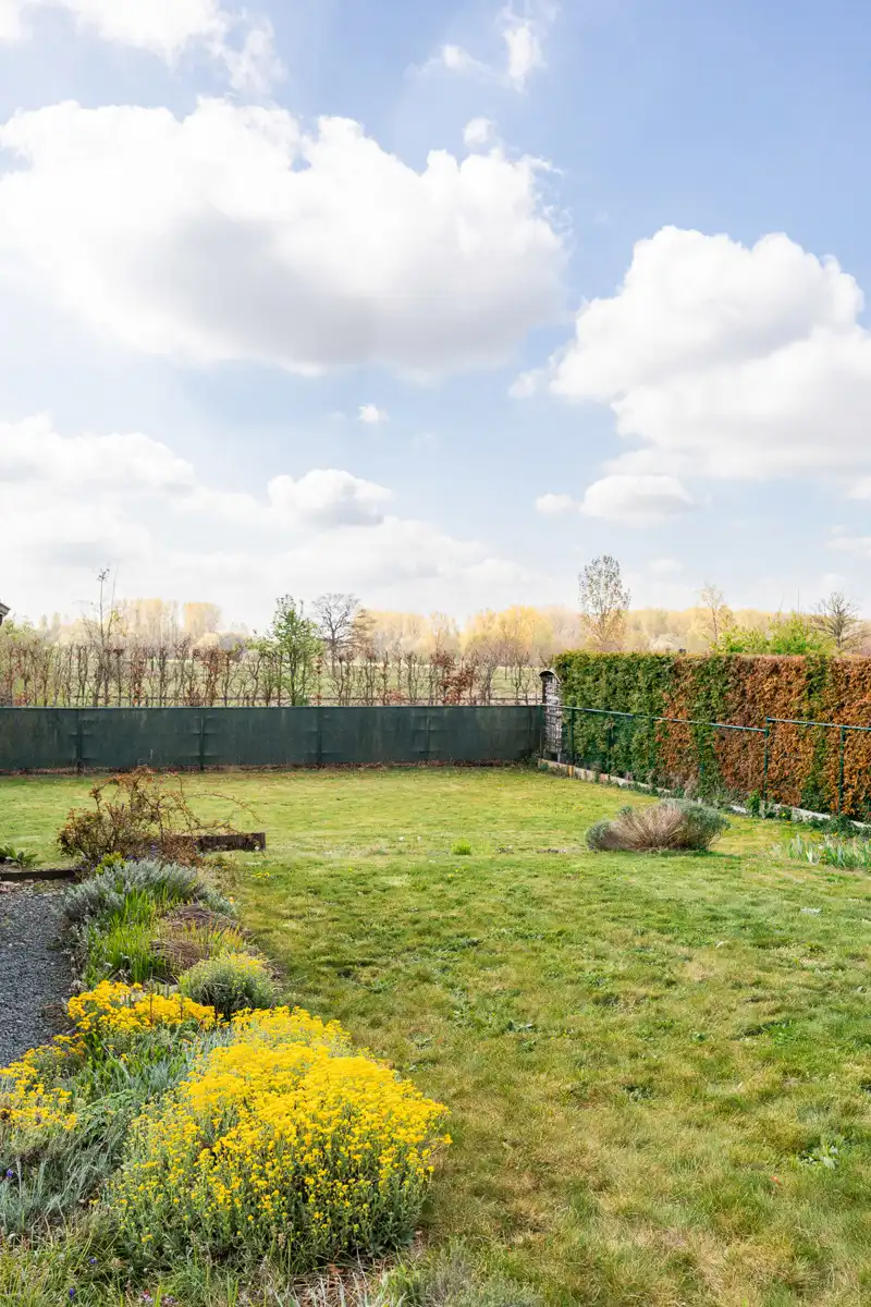 Gelijkvloerse open bebouwing met onderhoudsvriendelijke tuin foto 17