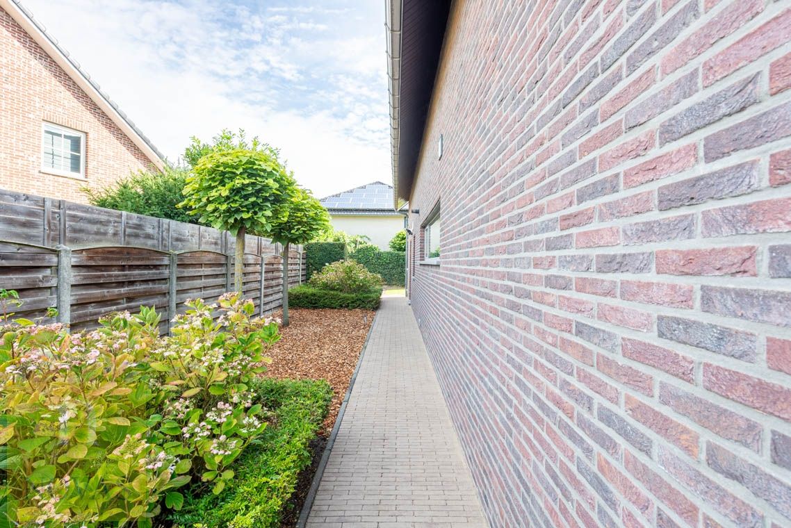 Ruime instapklare woning met 4 tot 5 slaapkamers, zonnepanelen, airco, inpandige garage en buitenstaanplaatsen foto 33