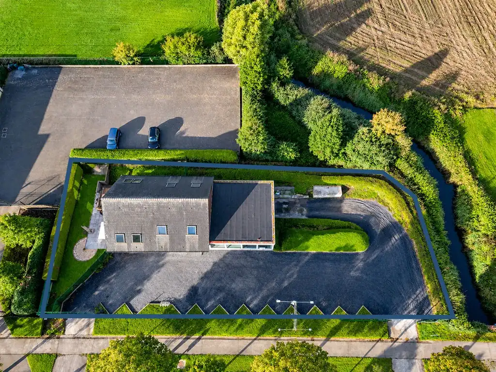 Handelspand met ruime woning, ondergronds magazijn/garage en veel parkeermogelijkheden langs de N32 foto 2