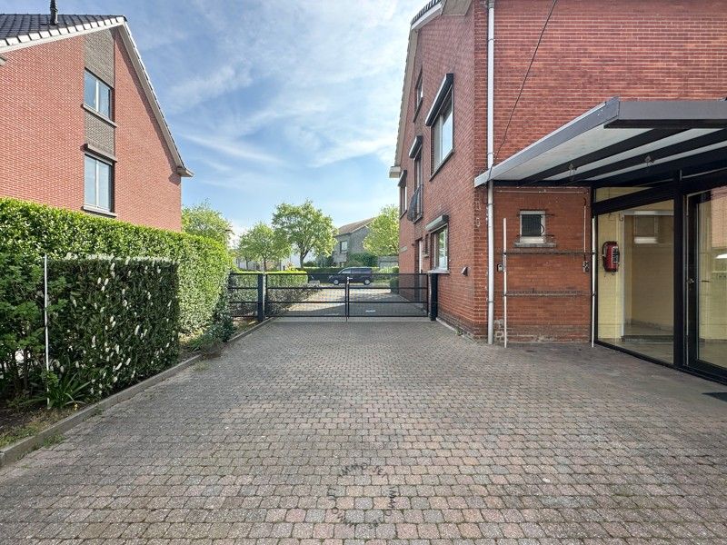 Halfopen bebouwing met 4 slaapkamers, dubbele garage en tuin foto 12