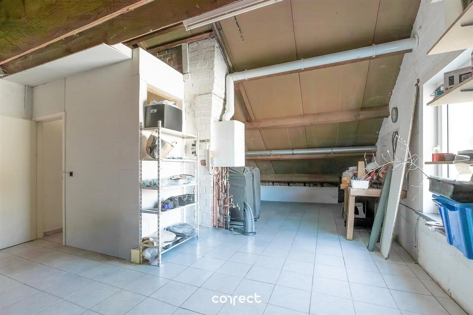 Ruime, open bebouwing met 5 slaapkamers en grote garage. foto 13