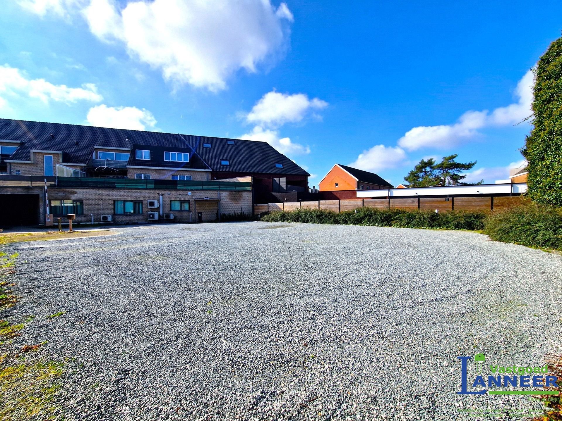 Commercieel gelijkvloers met grote parking nabij het centrum foto 4