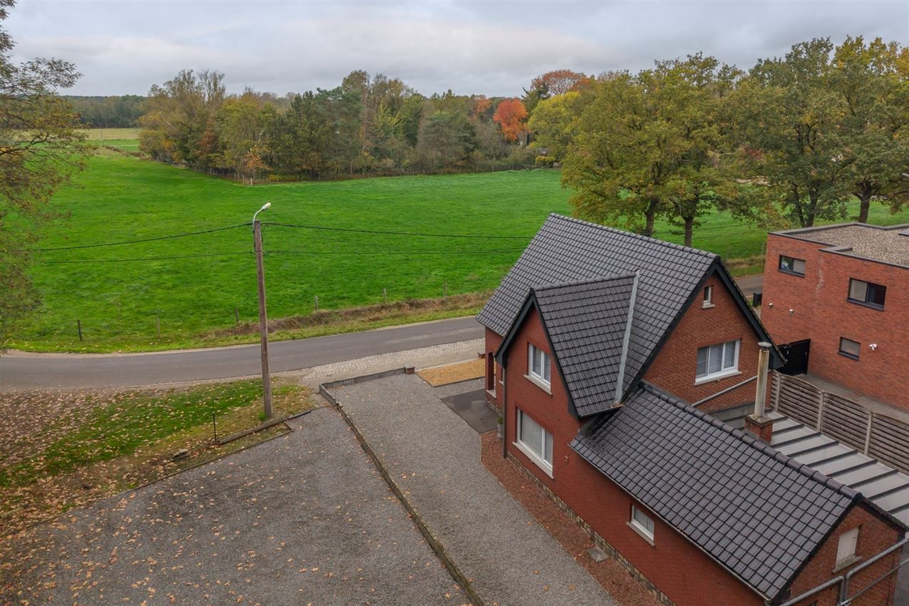 Temidden van agrarisch gebied, grenzend aan bos foto 35
