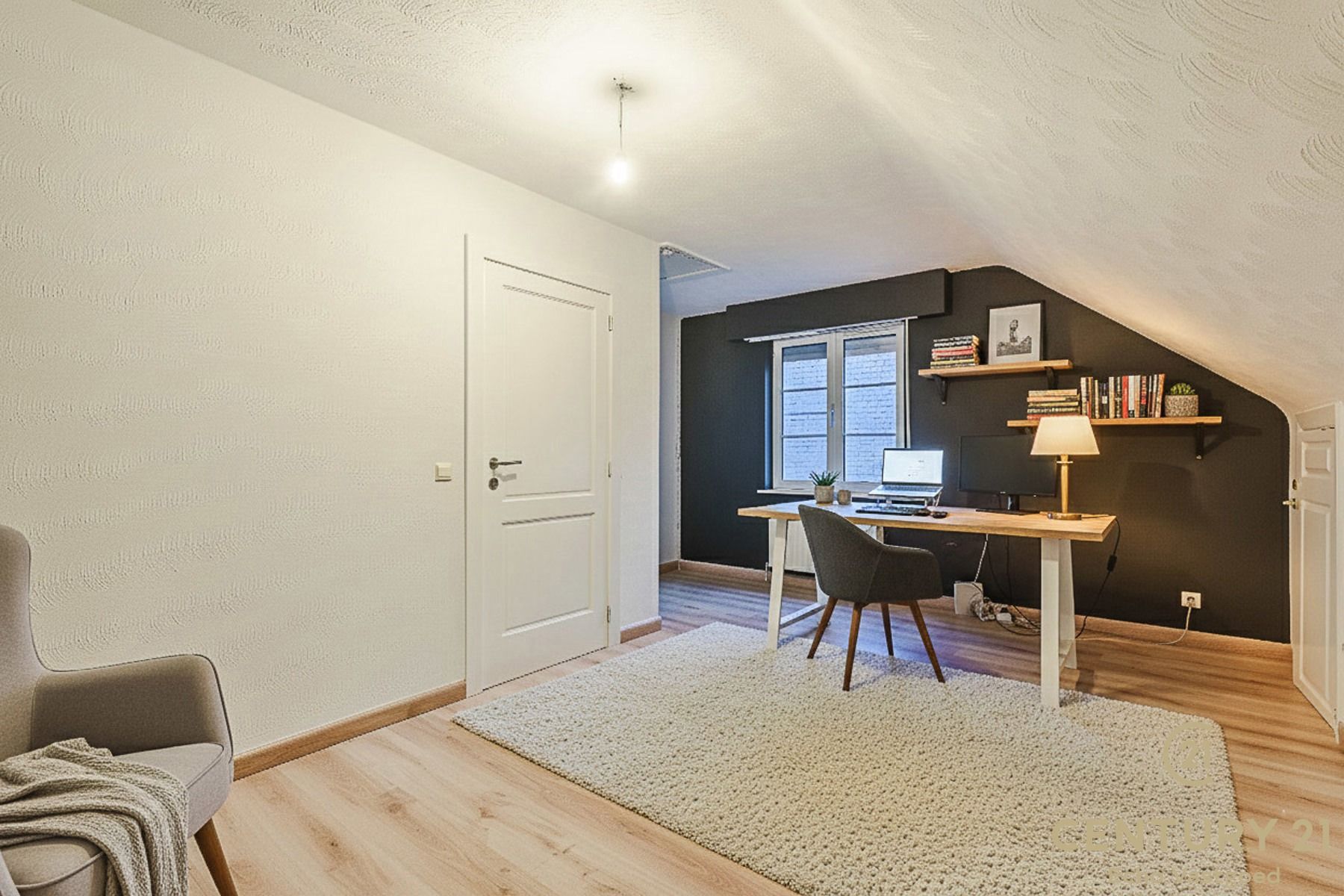 Stijlvolle vrijstaande woning met zwembad, poolhouse en tuin foto 15