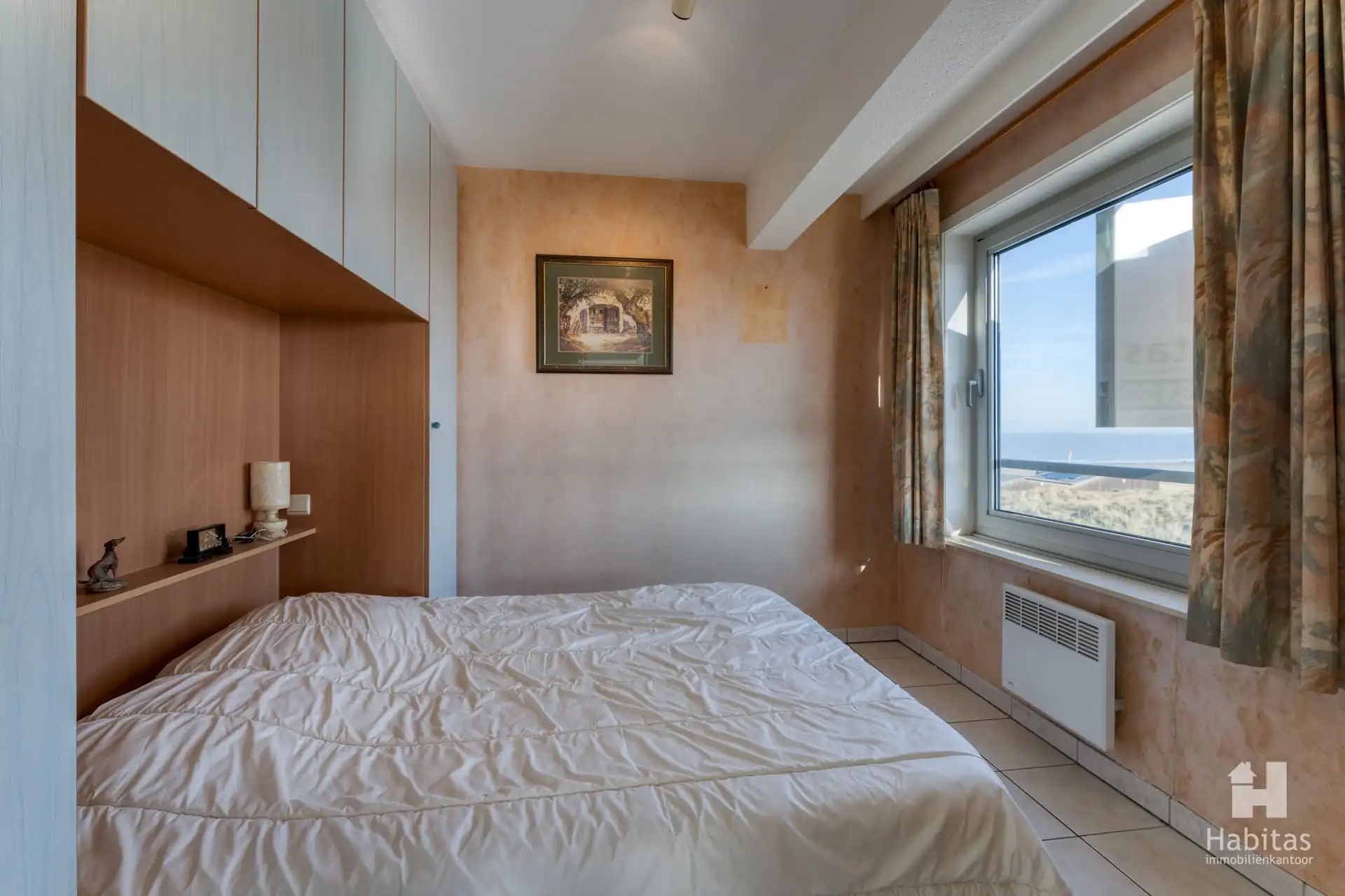 Ruim hoekappartement met panoramisch zee-, duinen- en polderzicht foto 9